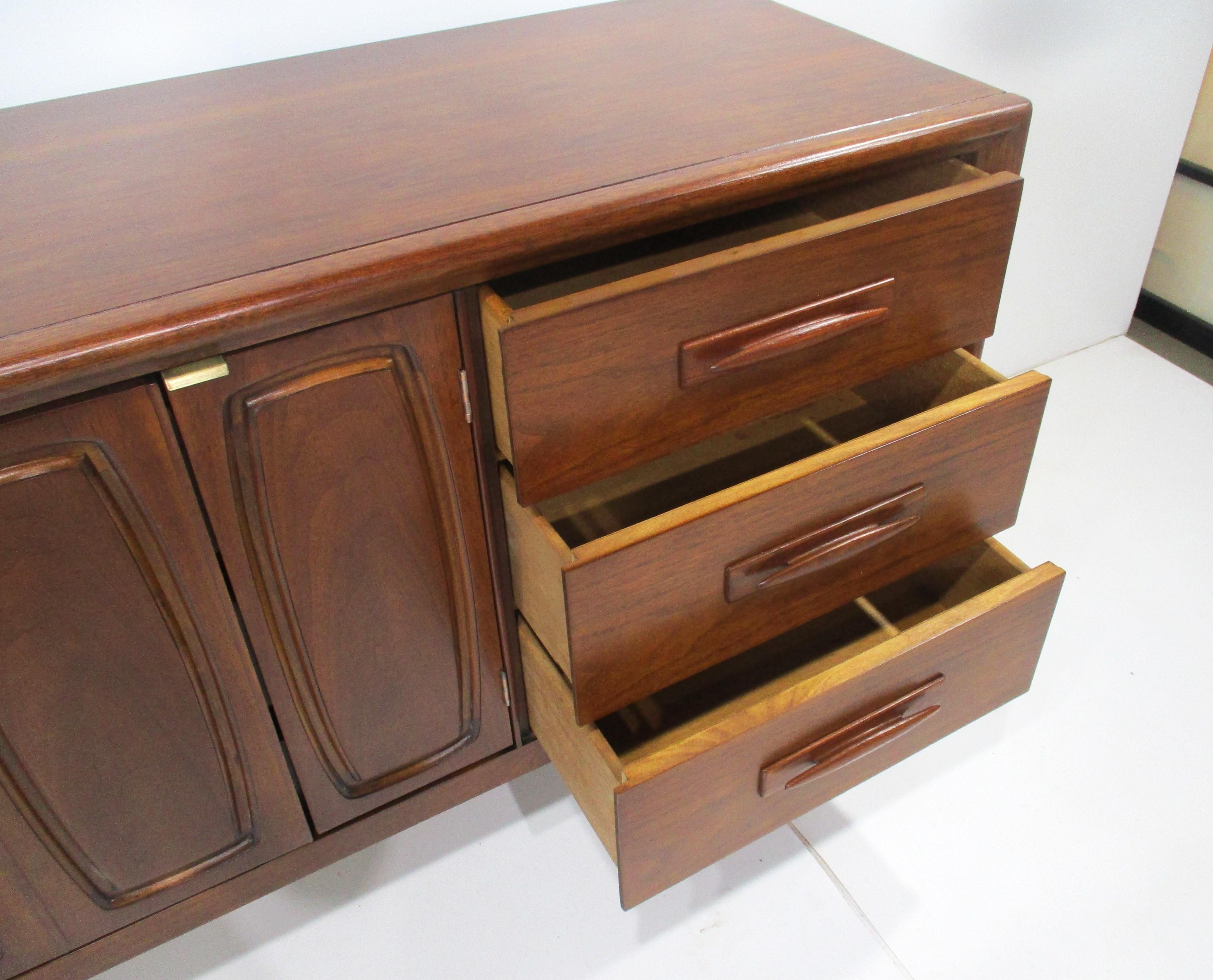 Credenza / Servidor Broyhill Modern Walnut - Colección Emphasis Premier en venta 3