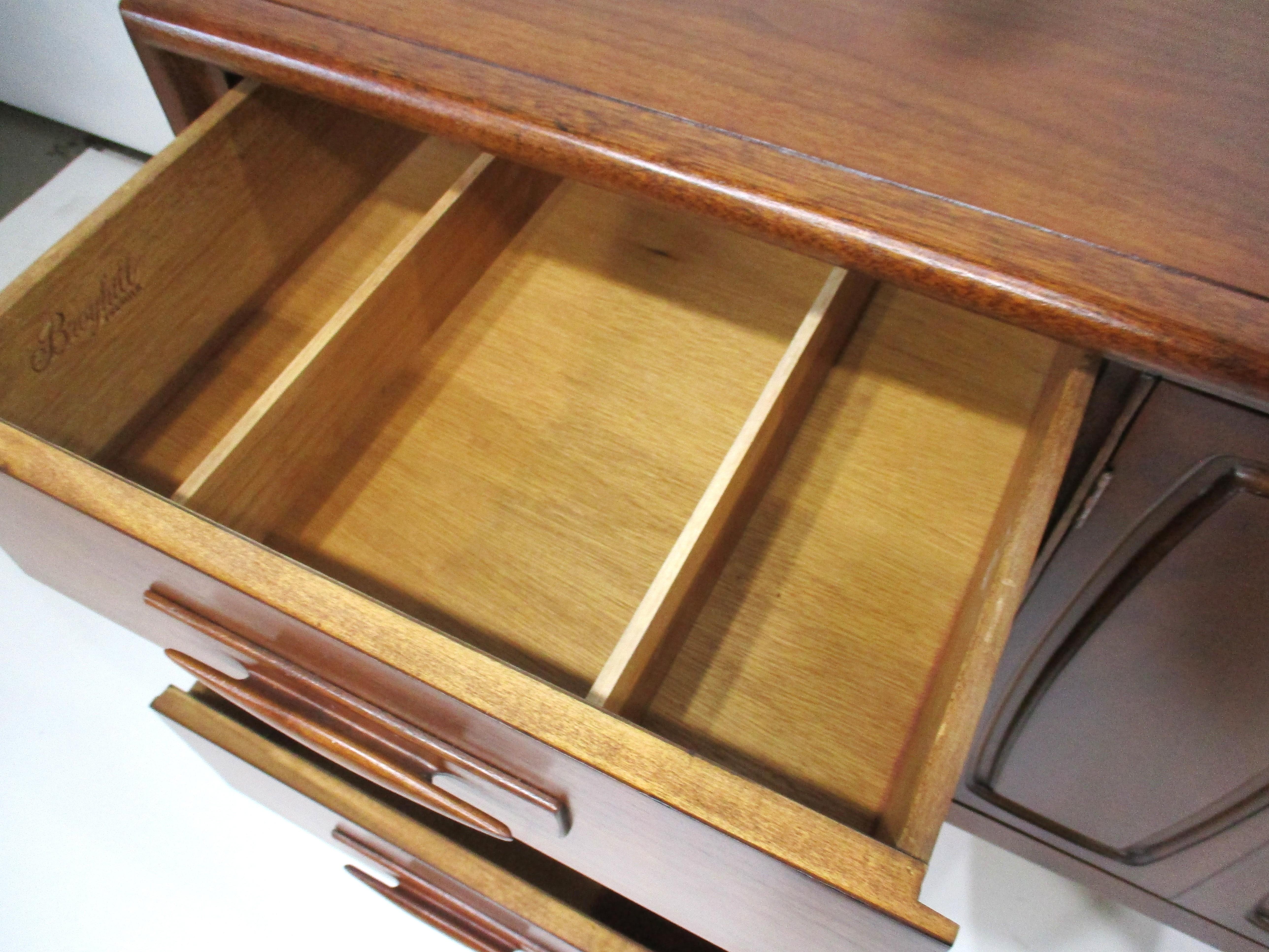 Credenza / Servidor Broyhill Modern Walnut - Colección Emphasis Premier en venta 4