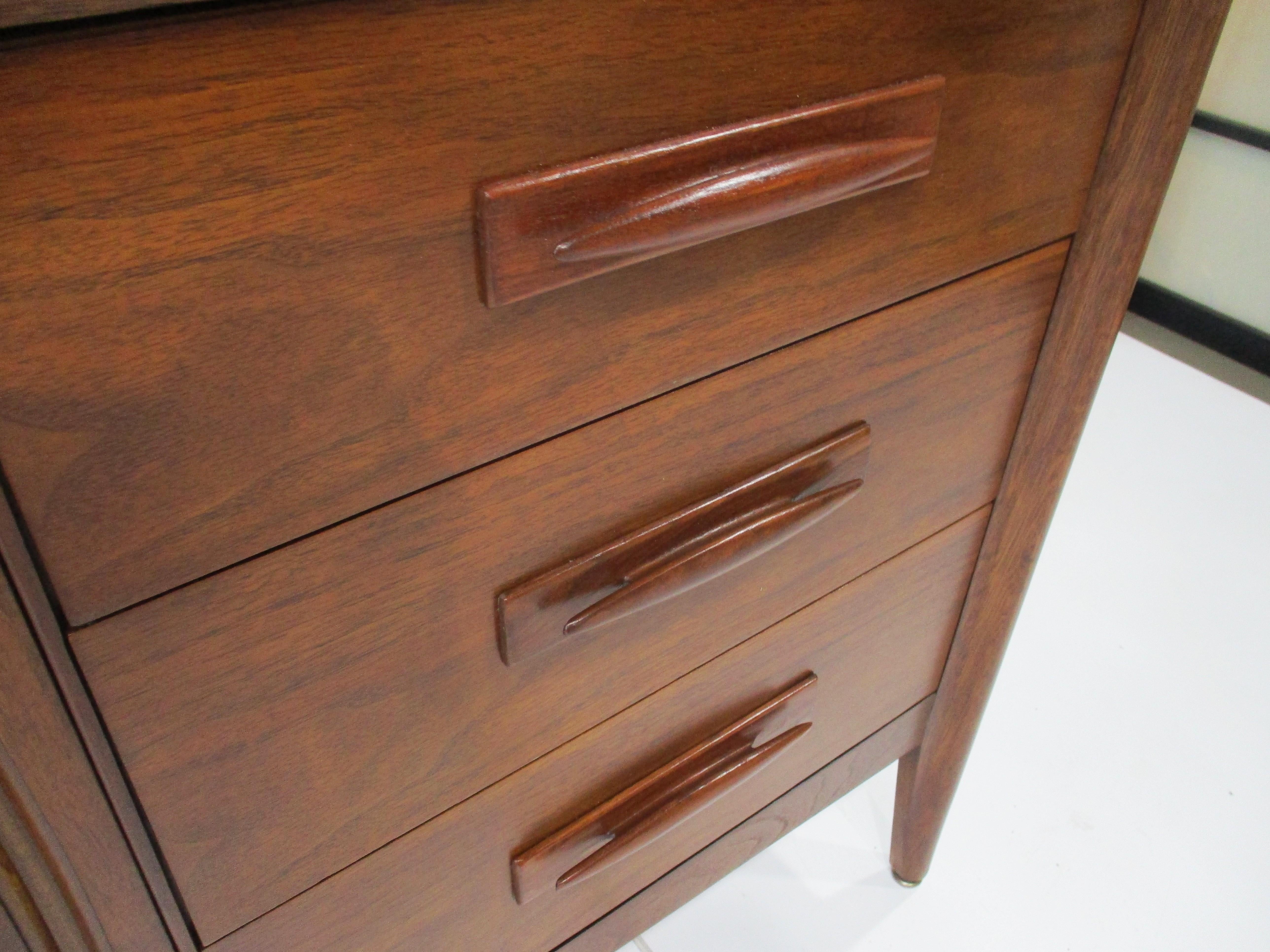 Credenza / Servidor Broyhill Modern Walnut - Colección Emphasis Premier en venta 5