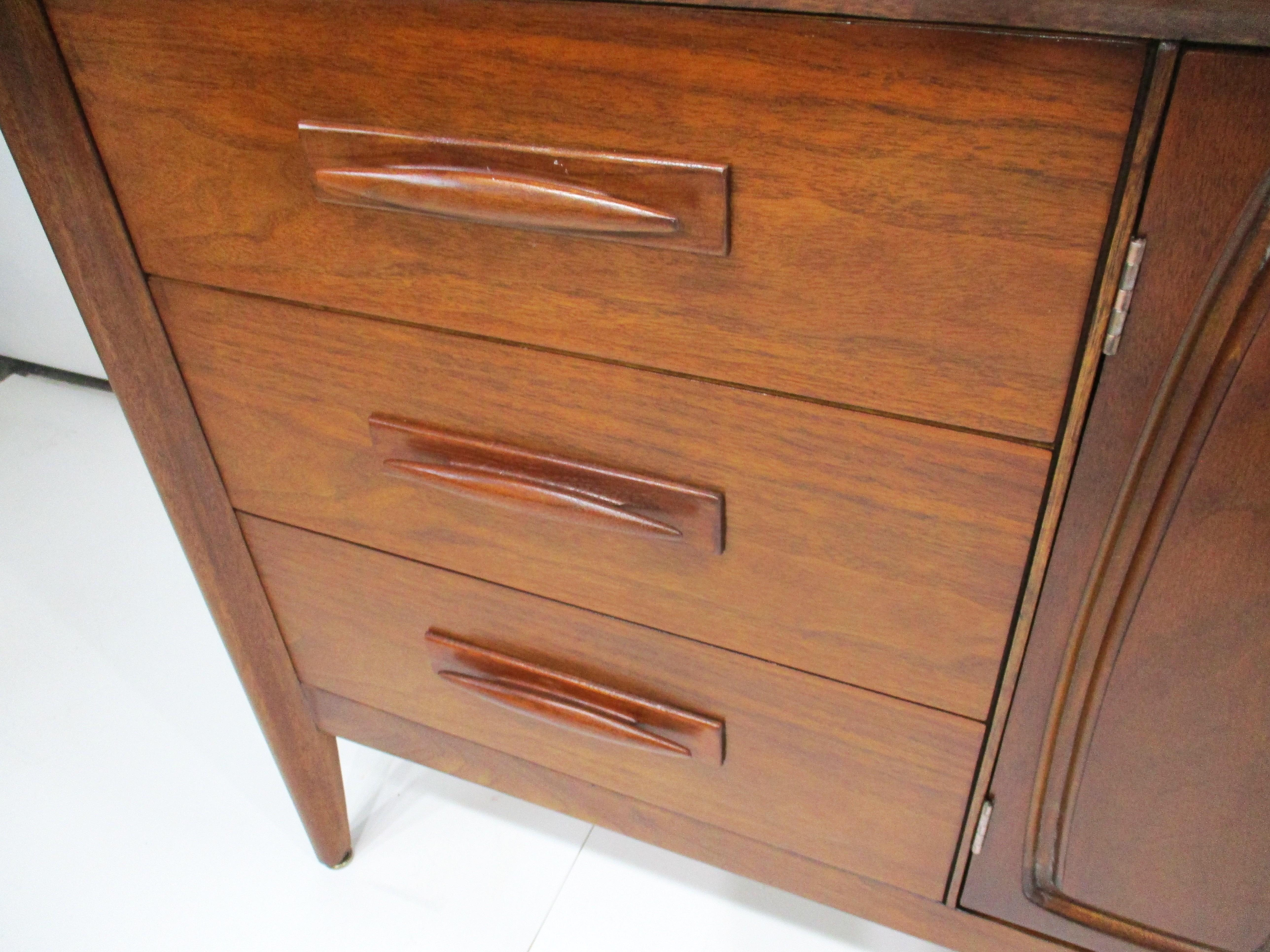 Credenza / Servidor Broyhill Modern Walnut - Colección Emphasis Premier en venta 6