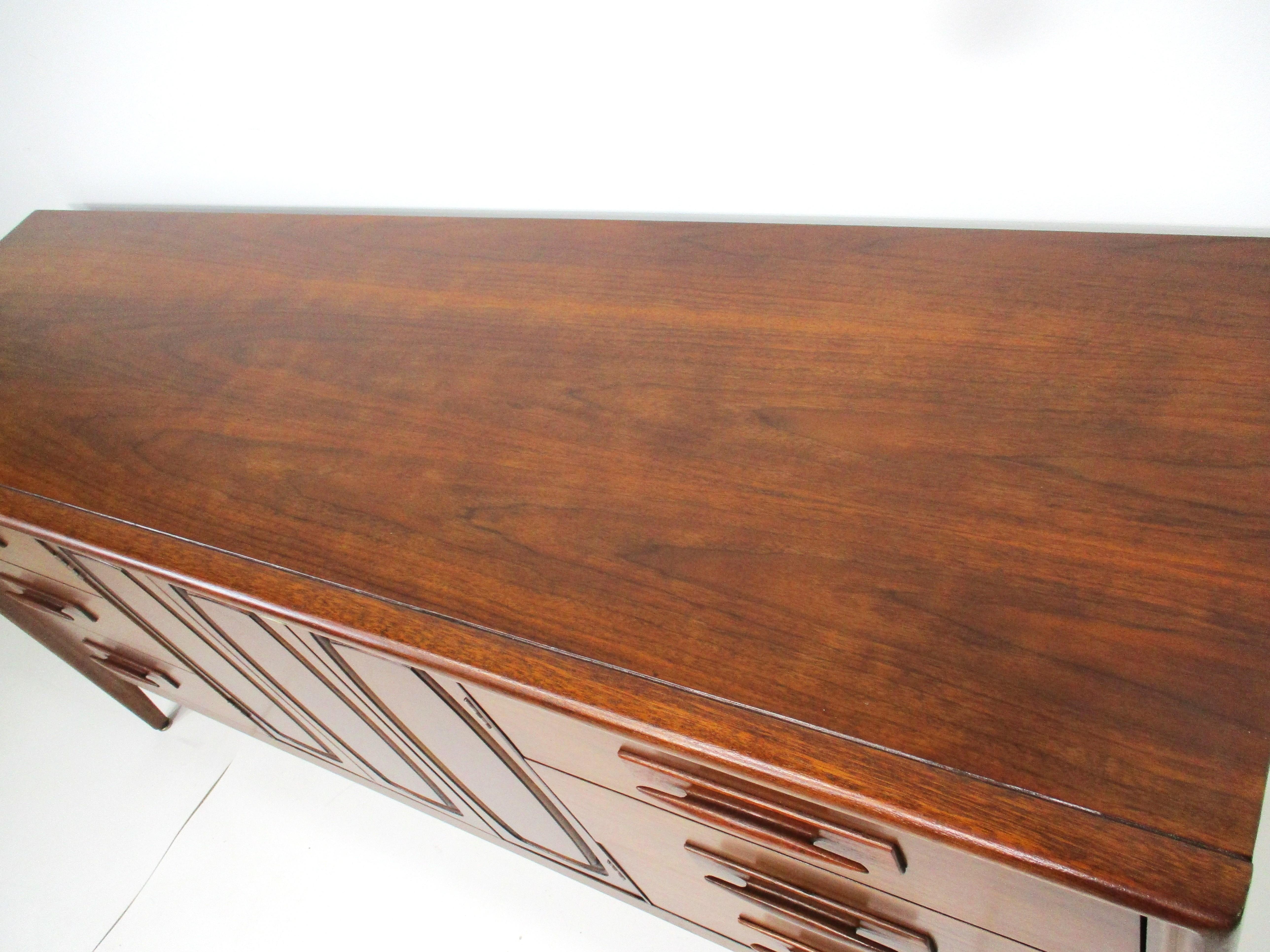 Credenza / Servidor Broyhill Modern Walnut - Colección Emphasis Premier en venta 7