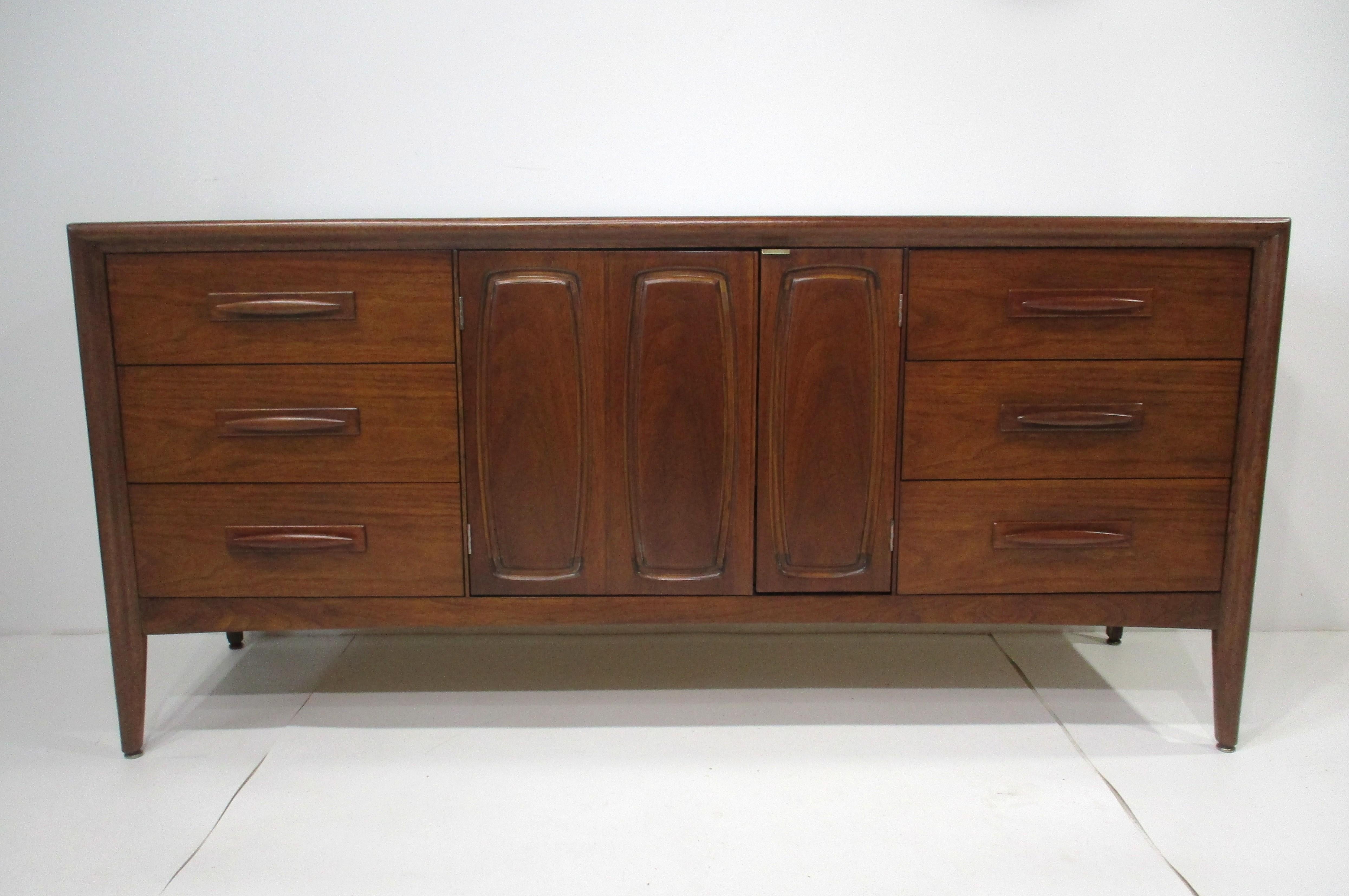 Credenza / Servidor Broyhill Modern Walnut - Colección Emphasis Premier en venta 8