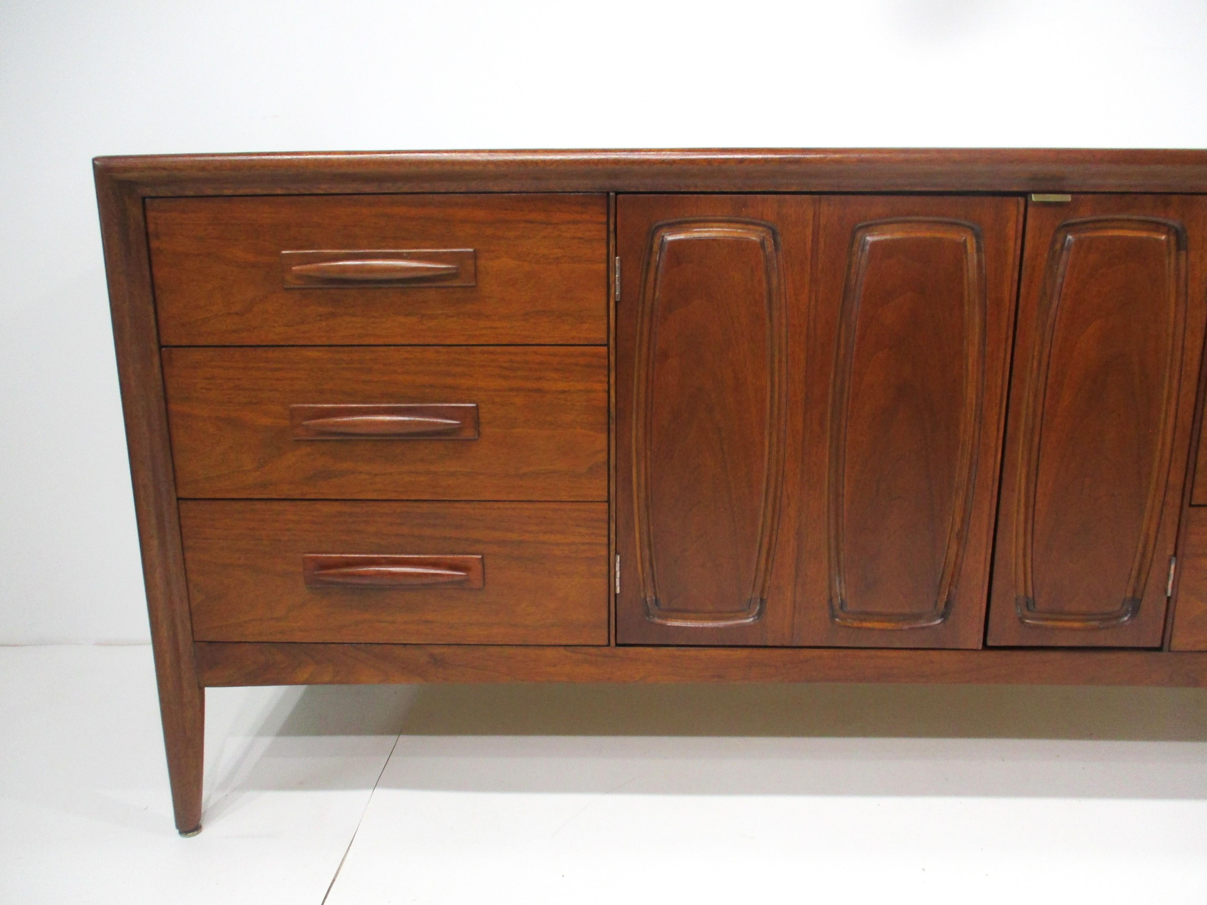 Credenza / Servidor Broyhill Modern Walnut - Colección Emphasis Premier Moderno de mediados de siglo en venta