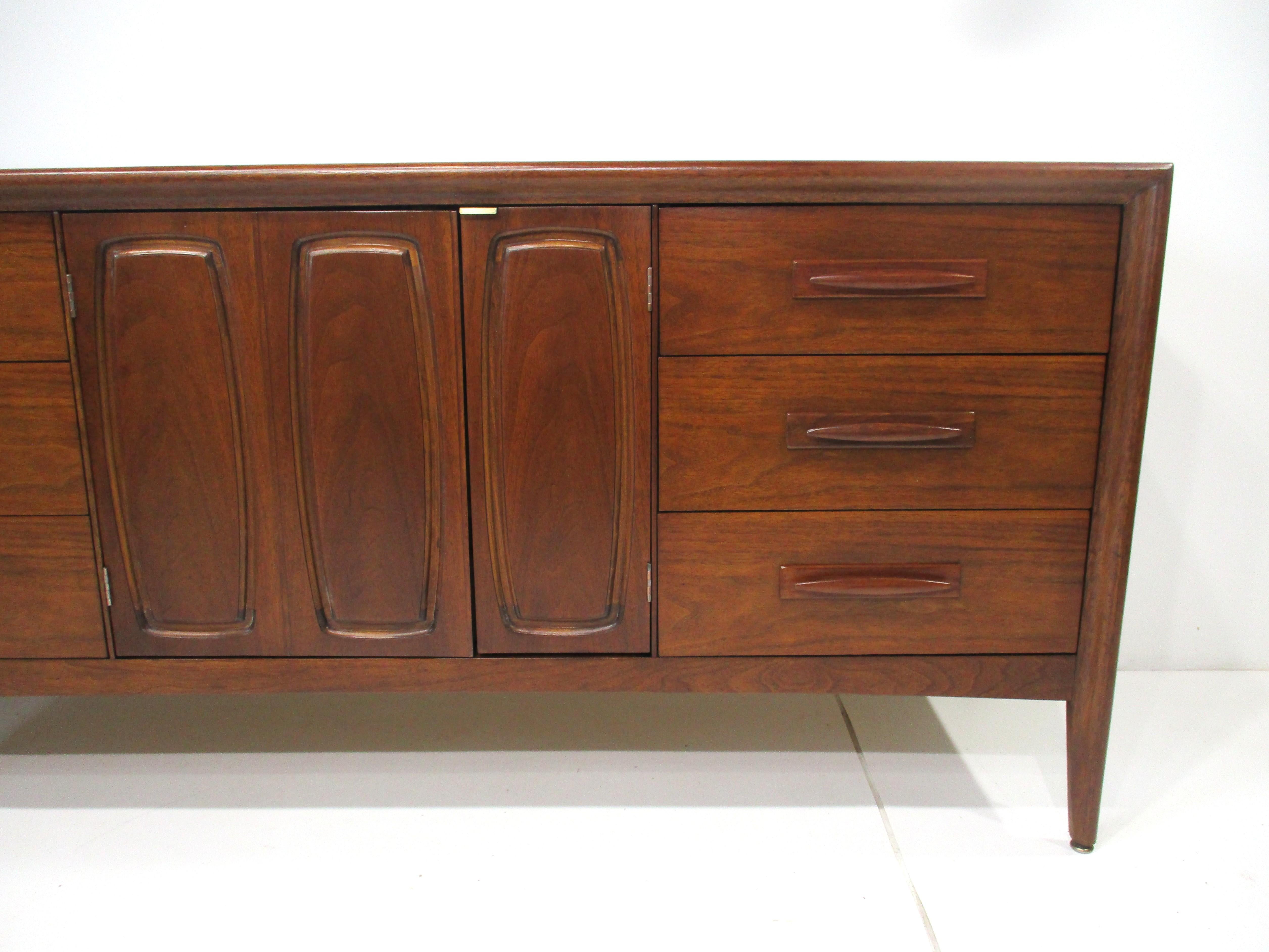 Credenza / Servidor Broyhill Modern Walnut - Colección Emphasis Premier Estadounidense en venta
