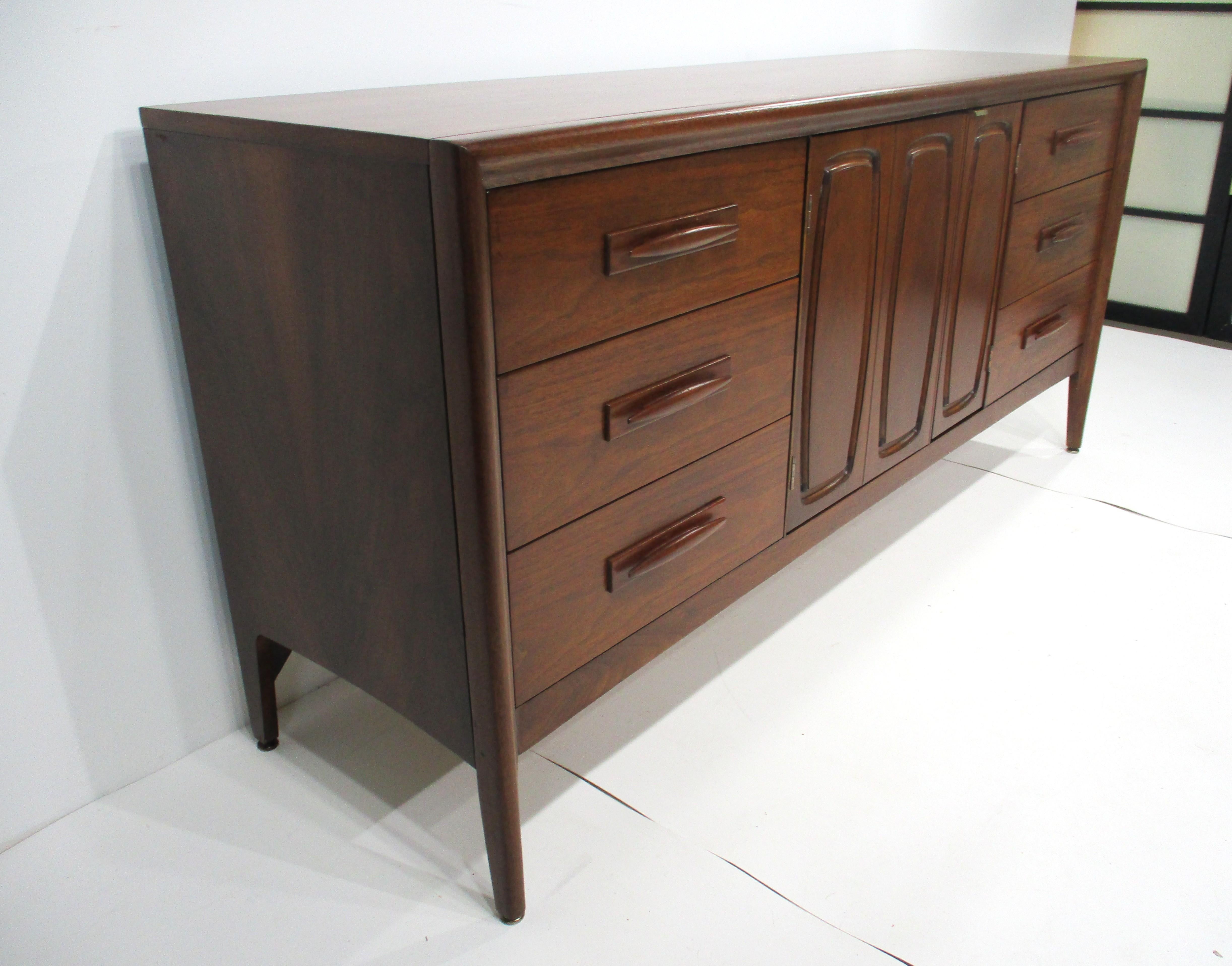 Credenza / Servidor Broyhill Modern Walnut - Colección Emphasis Premier en Bueno estado para la venta en Cincinnati, OH