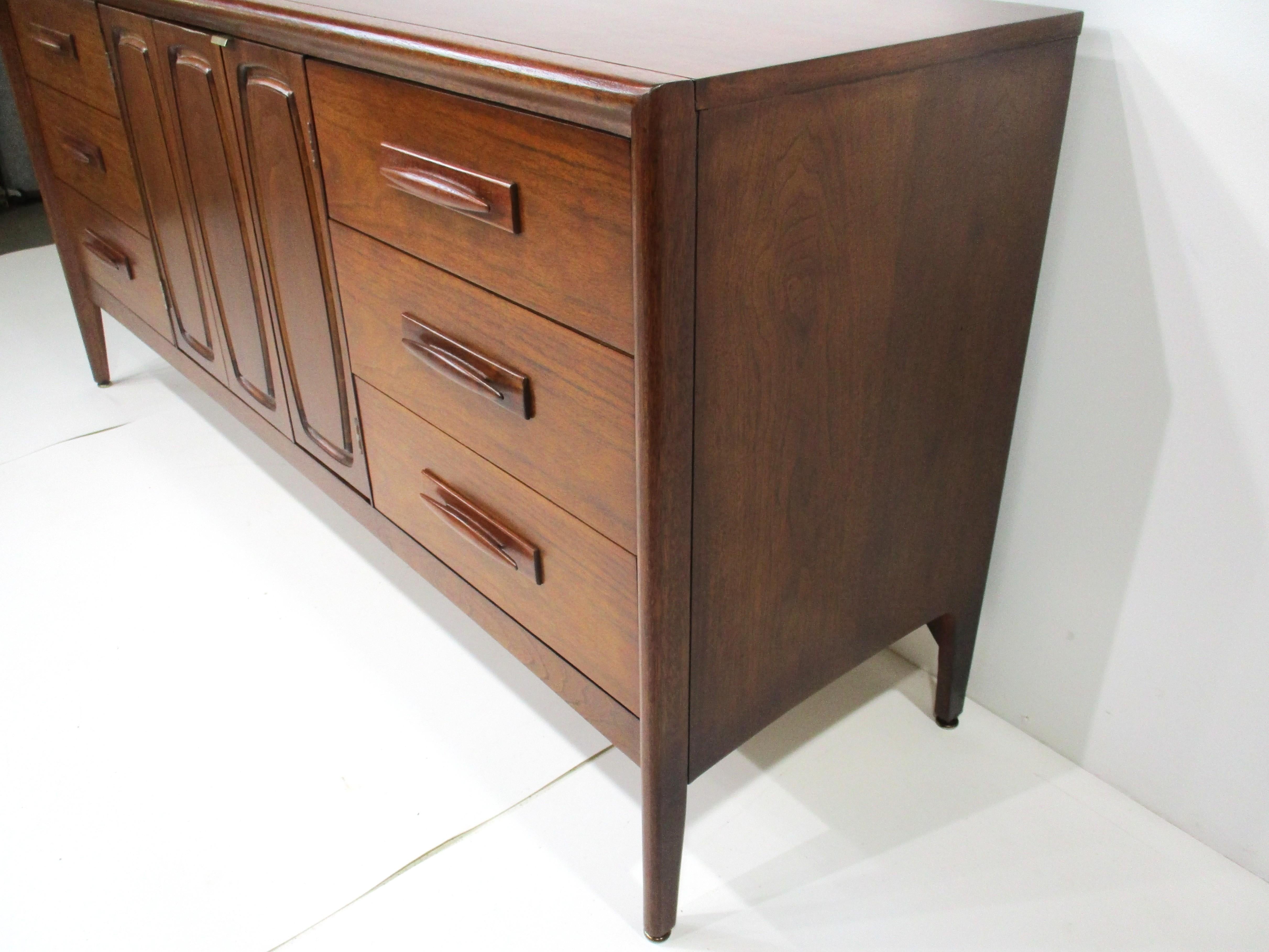Credenza / Servidor Broyhill Modern Walnut - Colección Emphasis Premier siglo XX en venta