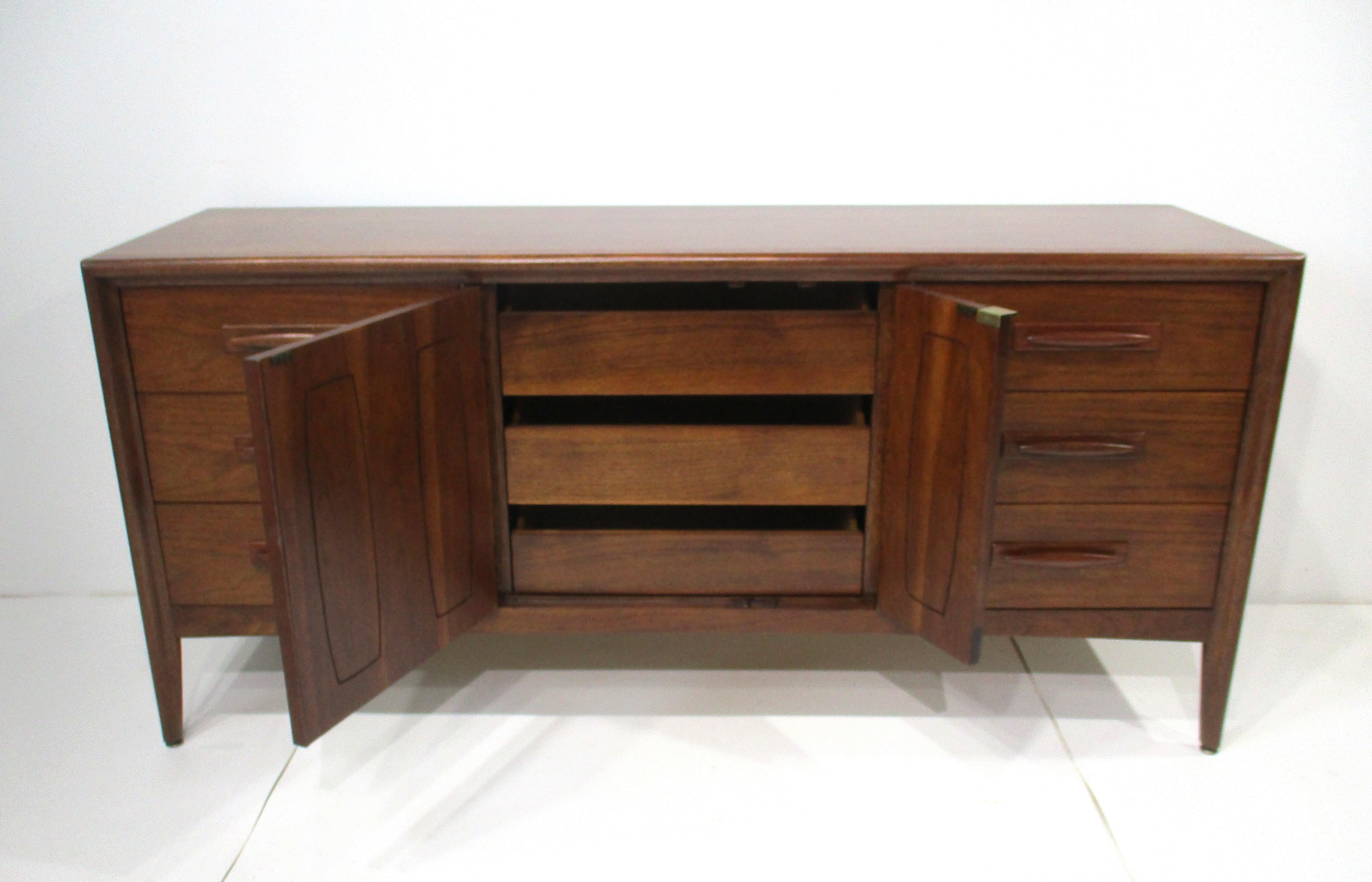 Credenza / Servidor Broyhill Modern Walnut - Colección Emphasis Premier Nogal en venta