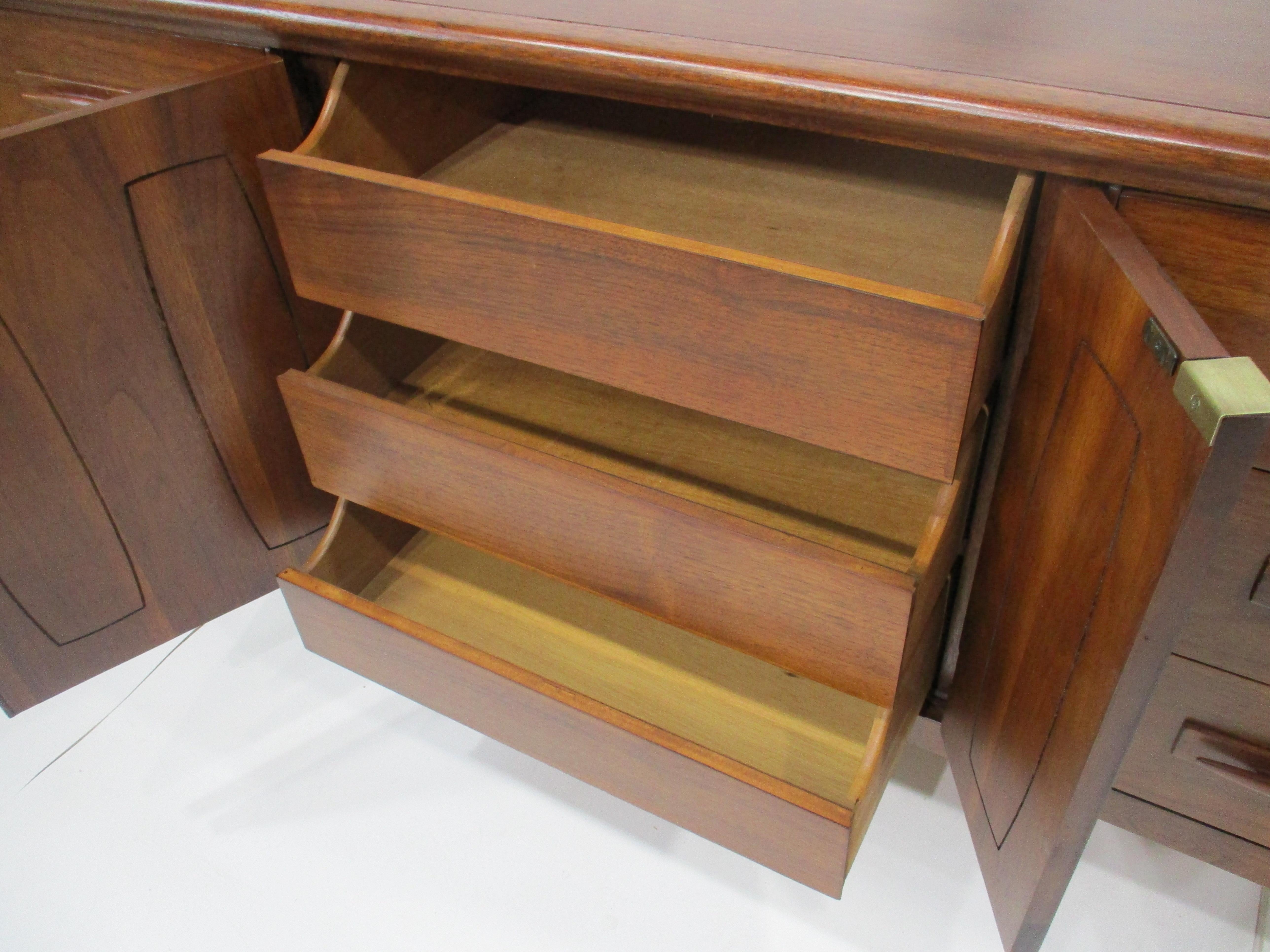 Credenza / Servidor Broyhill Modern Walnut - Colección Emphasis Premier en venta 1