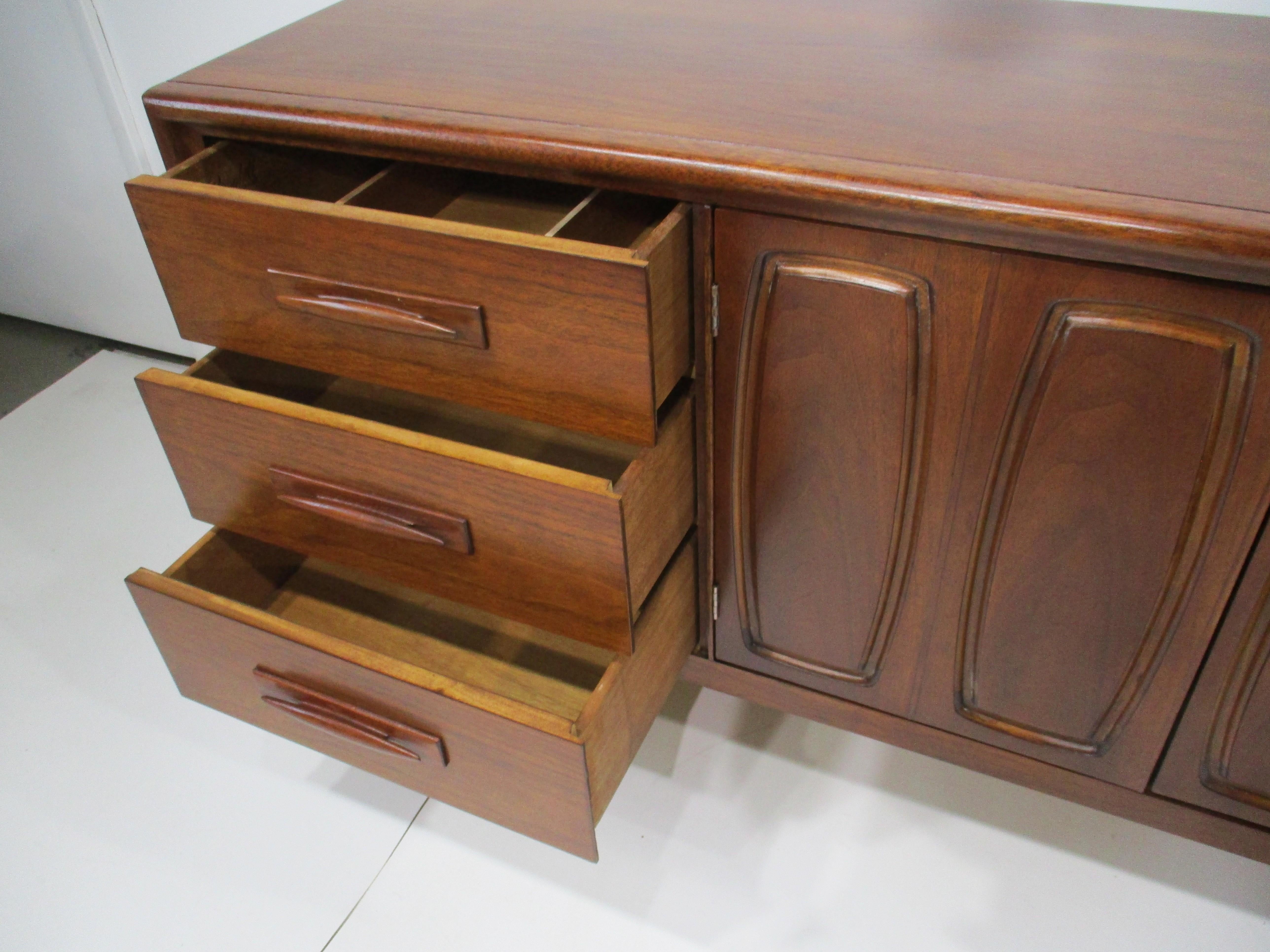 Credenza / Servidor Broyhill Modern Walnut - Colección Emphasis Premier en venta 2