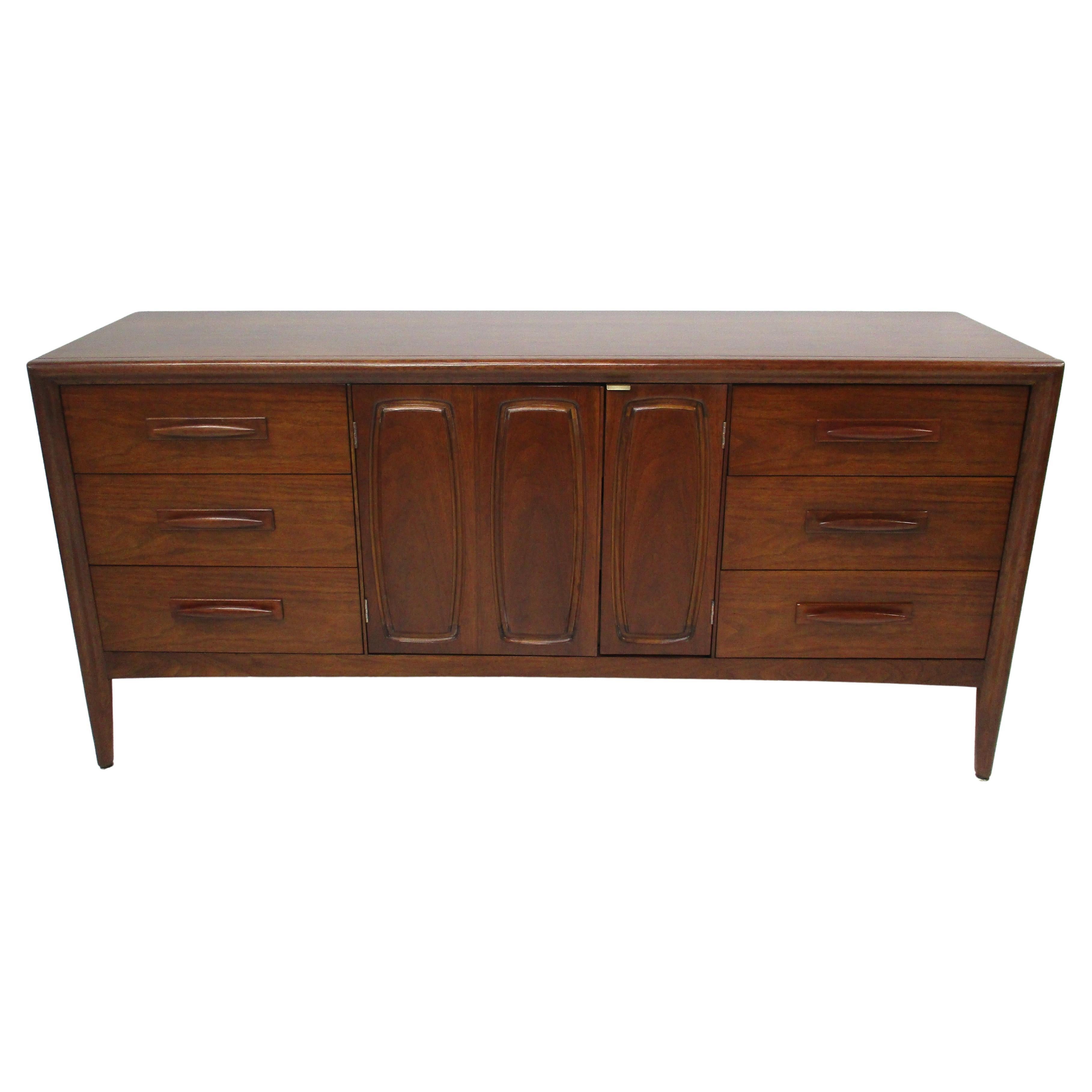 Credenza / Servidor Broyhill Modern Walnut - Colección Emphasis Premier en venta