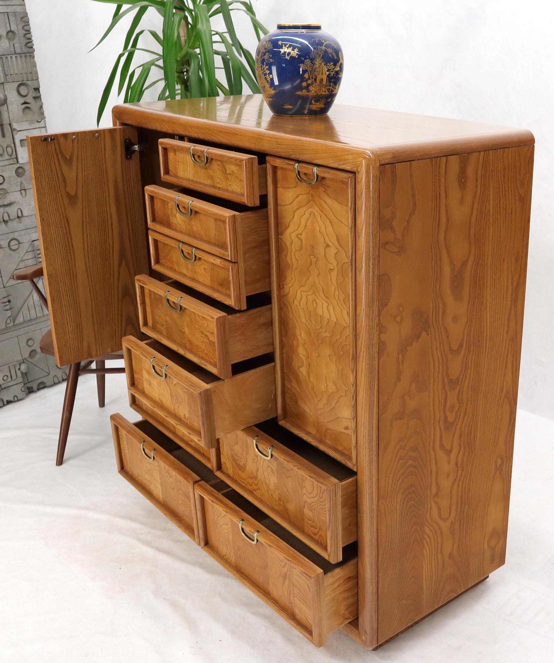 Oak & burl wood multi-drawer chest credenza by Broyhill Premier. Stunning wood grain pattern and condition.