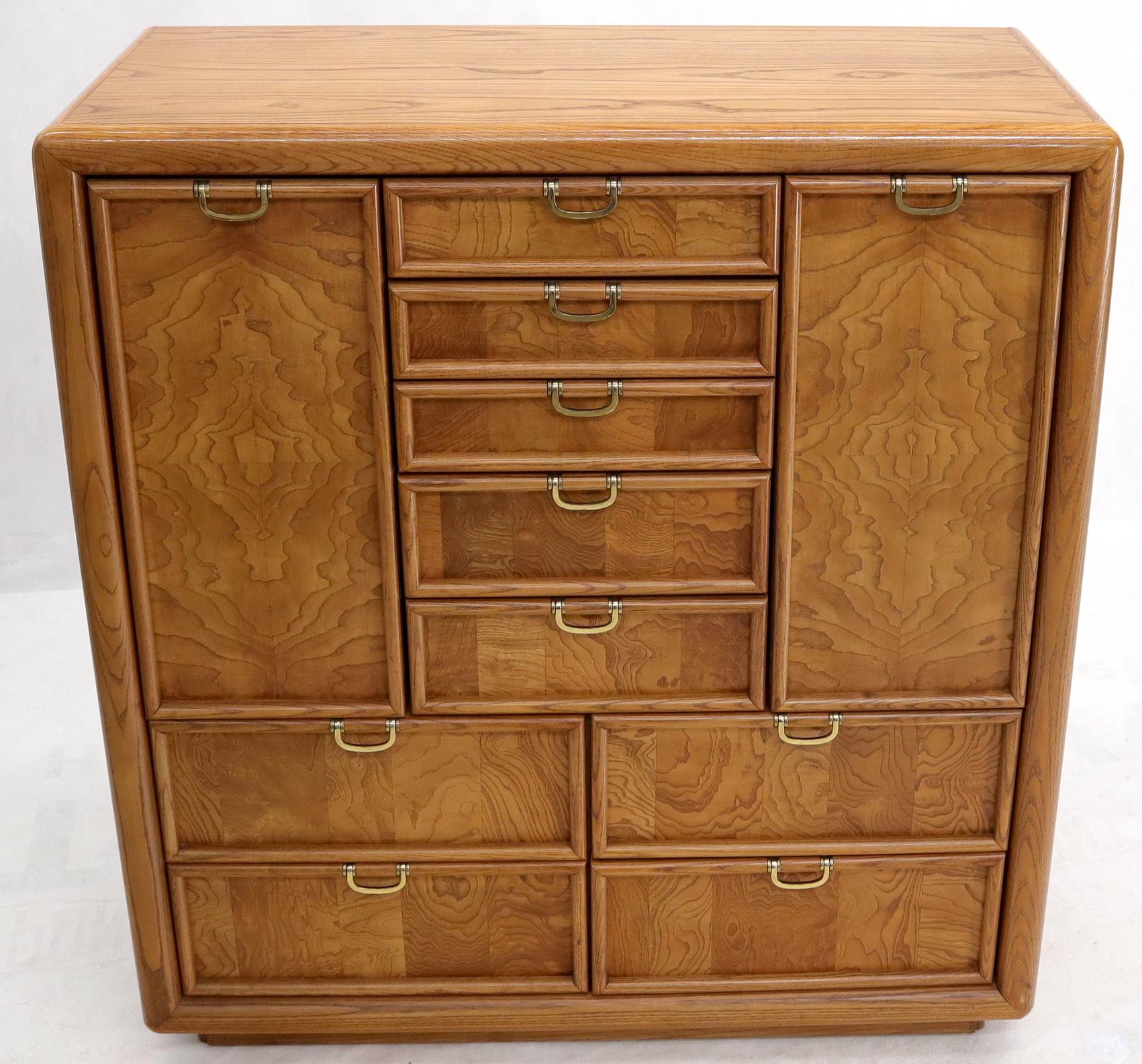 Mid-Century moderno Broyhill Cassettone da Gentiluomo a più cassetti con due scomparti per le porte in vendita