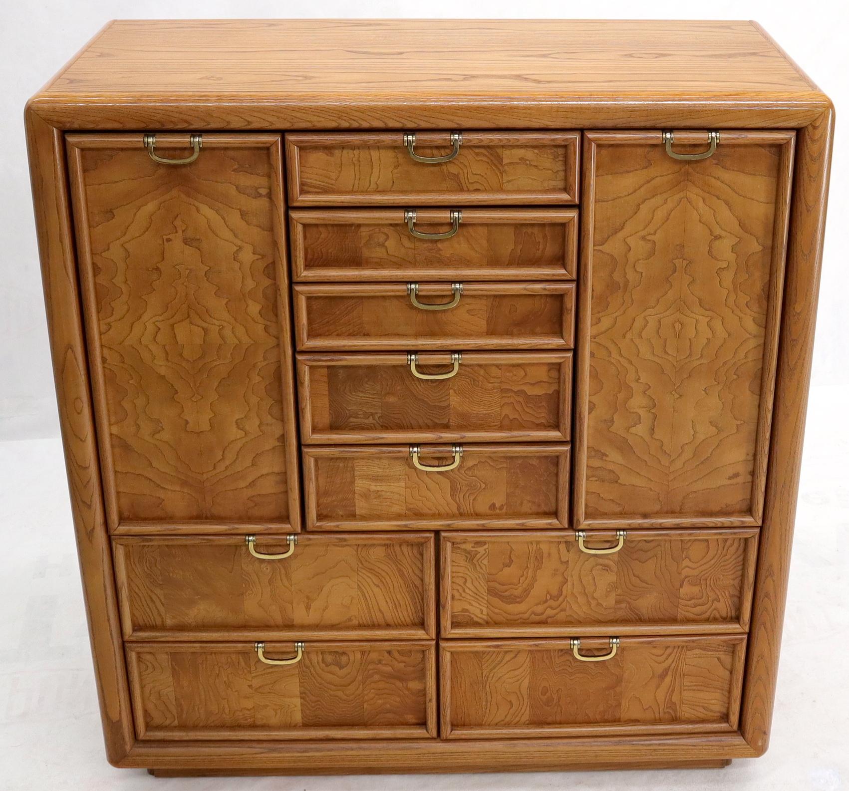 Mid-Century Modern Commode pour homme Broyhill à plusieurs tiroirs avec compartiments à deux portes en vente