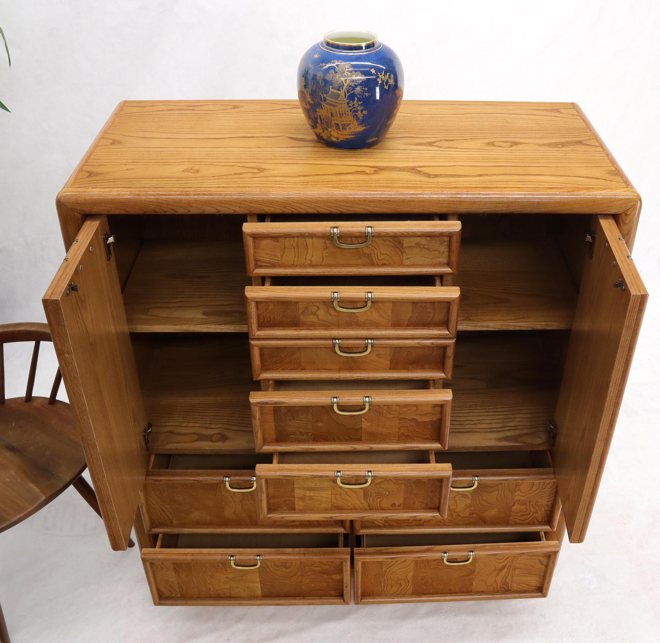 Quercia Broyhill Cassettone da Gentiluomo a più cassetti con due scomparti per le porte in vendita