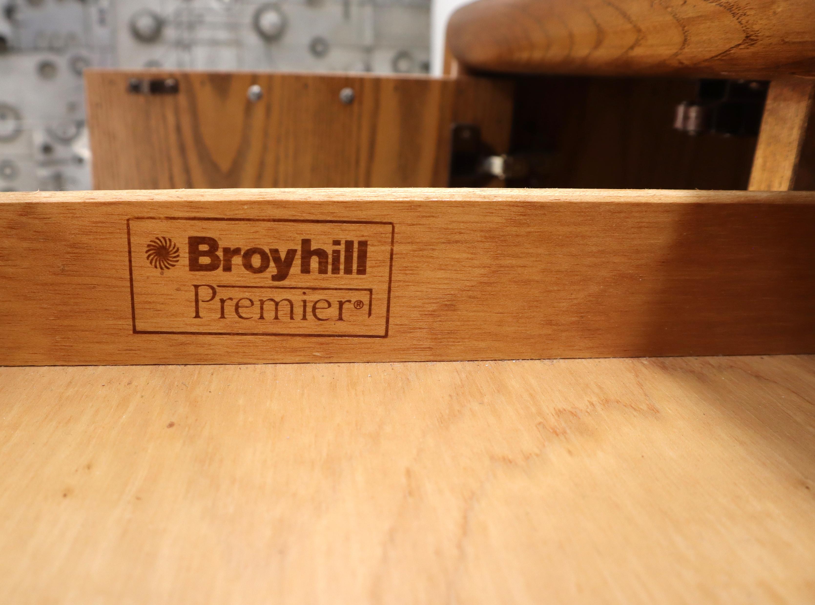 Broyhill Herrenkommode mit zwei Türen und mehreren Schubladen im Angebot 2