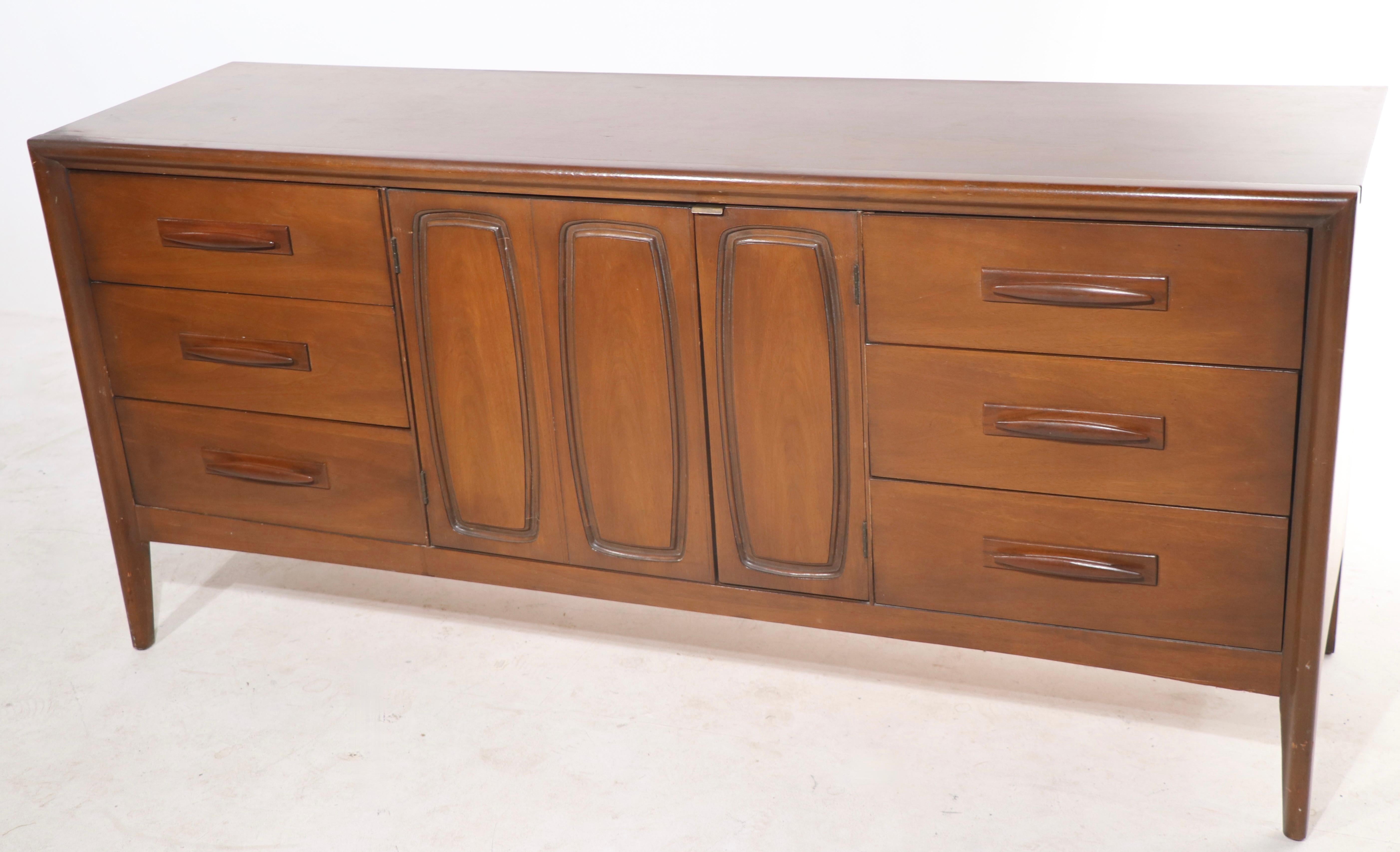 Broyhill Premier Emphasis Collection Mid Century Dresser For Sale 3