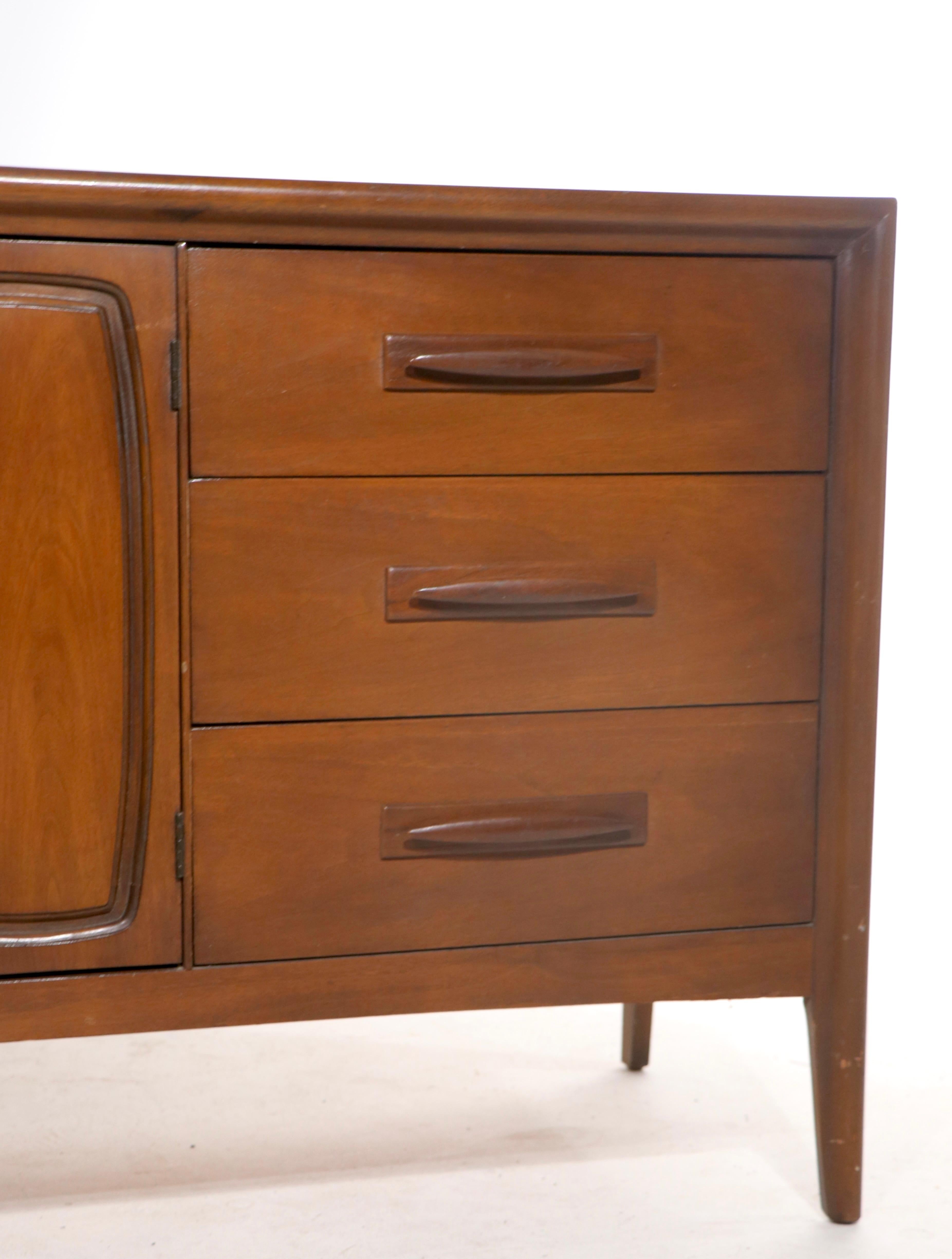Mid-Century Modern Broyhill Premier Emphasis Collection Mid Century Dresser  For Sale