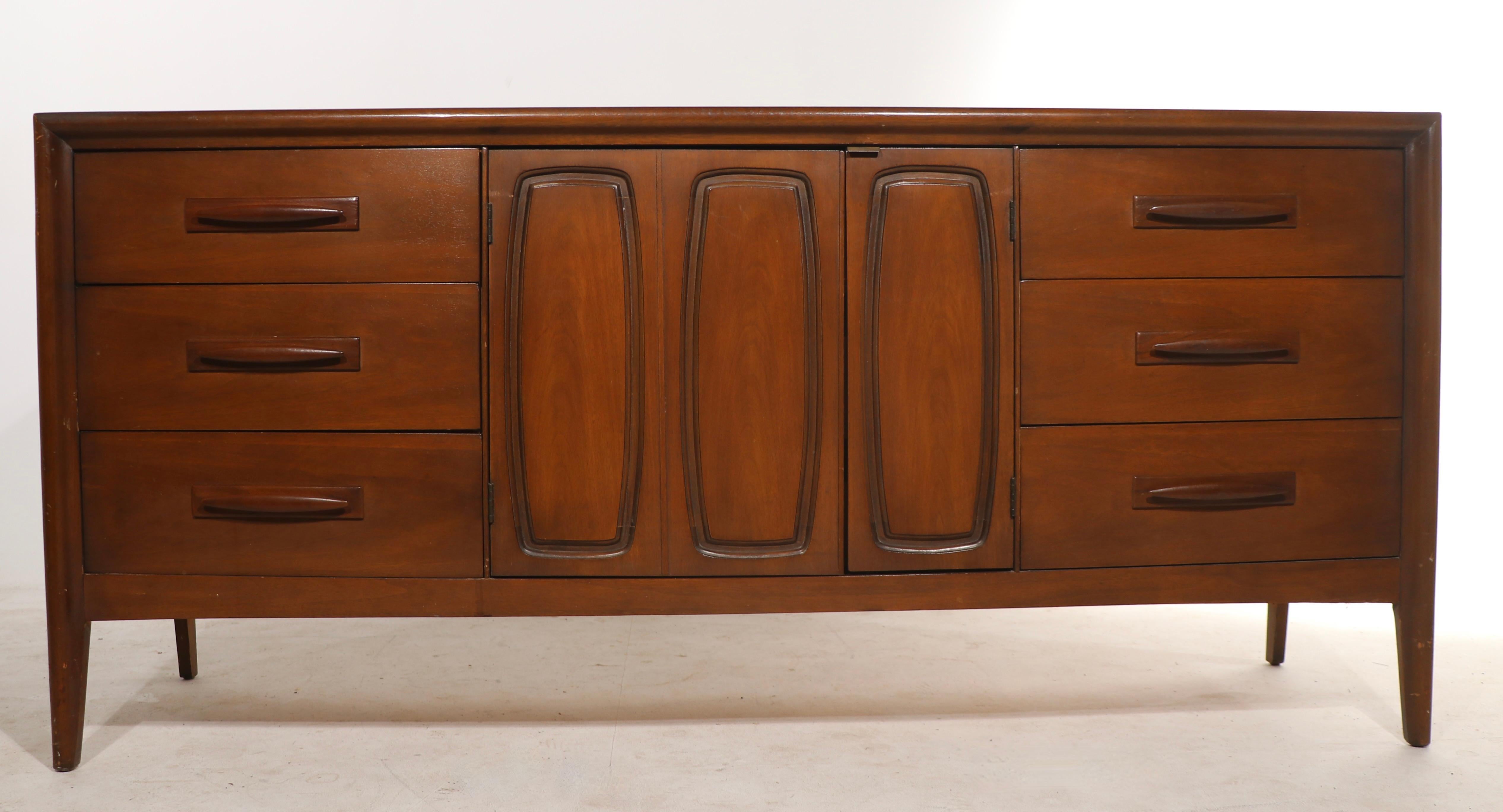 Broyhill Premier Emphasis Collection Mid Century Dresser  In Good Condition For Sale In New York, NY
