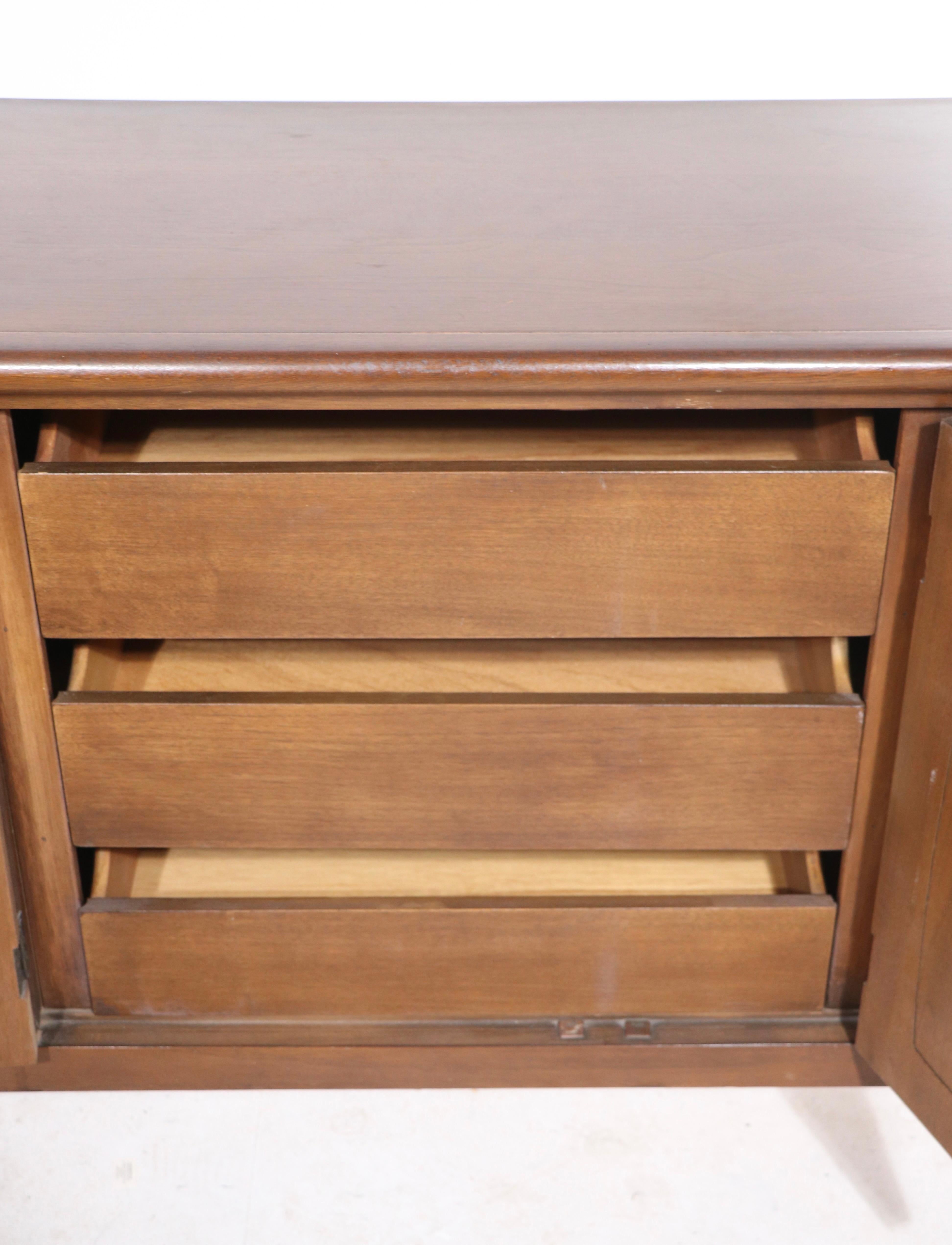 20th Century Broyhill Premier Emphasis Collection Mid Century Dresser  For Sale