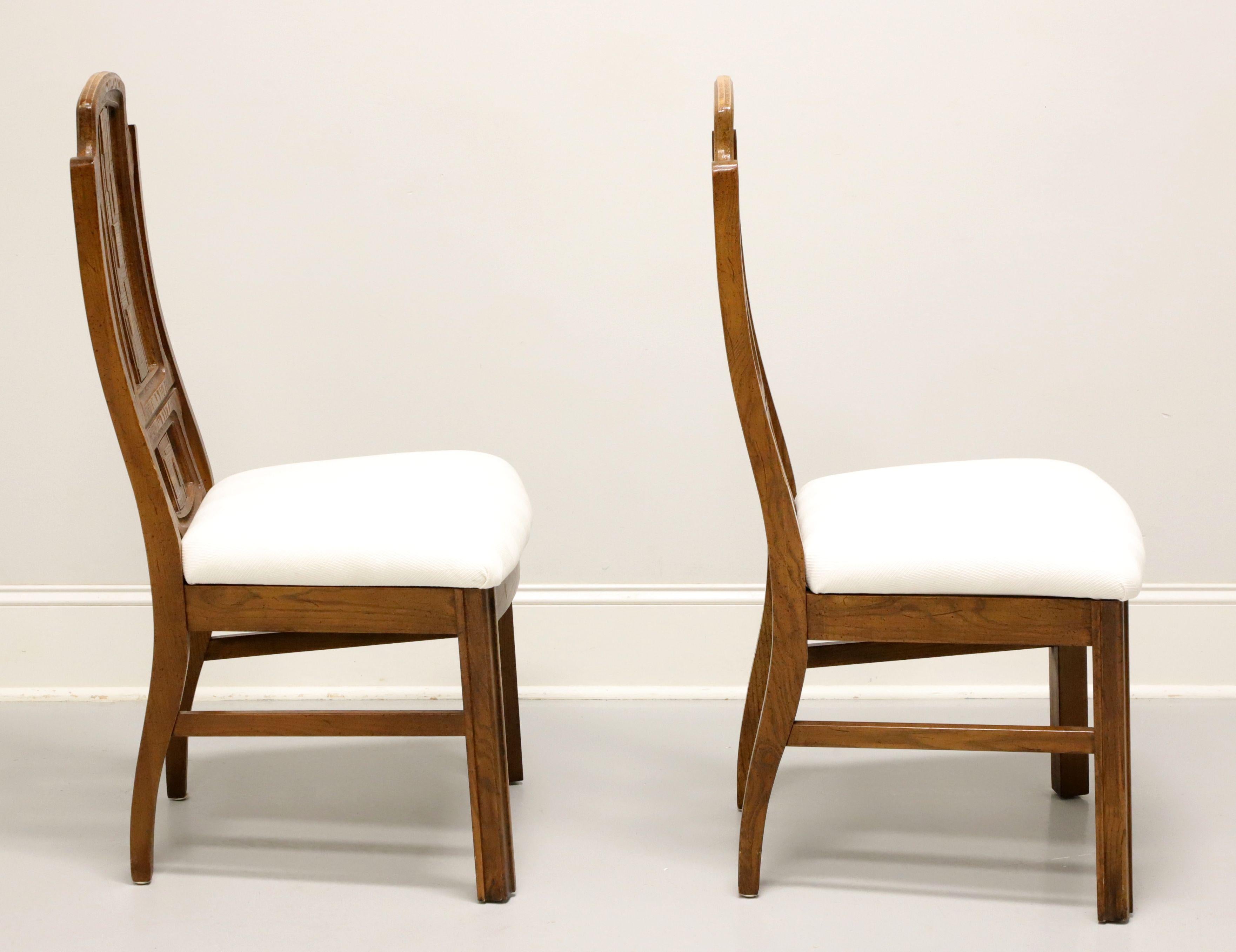 BROYHILL PREMIER Esszimmerstühle aus Eiche im brutalistischen Stil, Mitte des 20. Jahrhunderts, Paar (amerikanisch) im Angebot