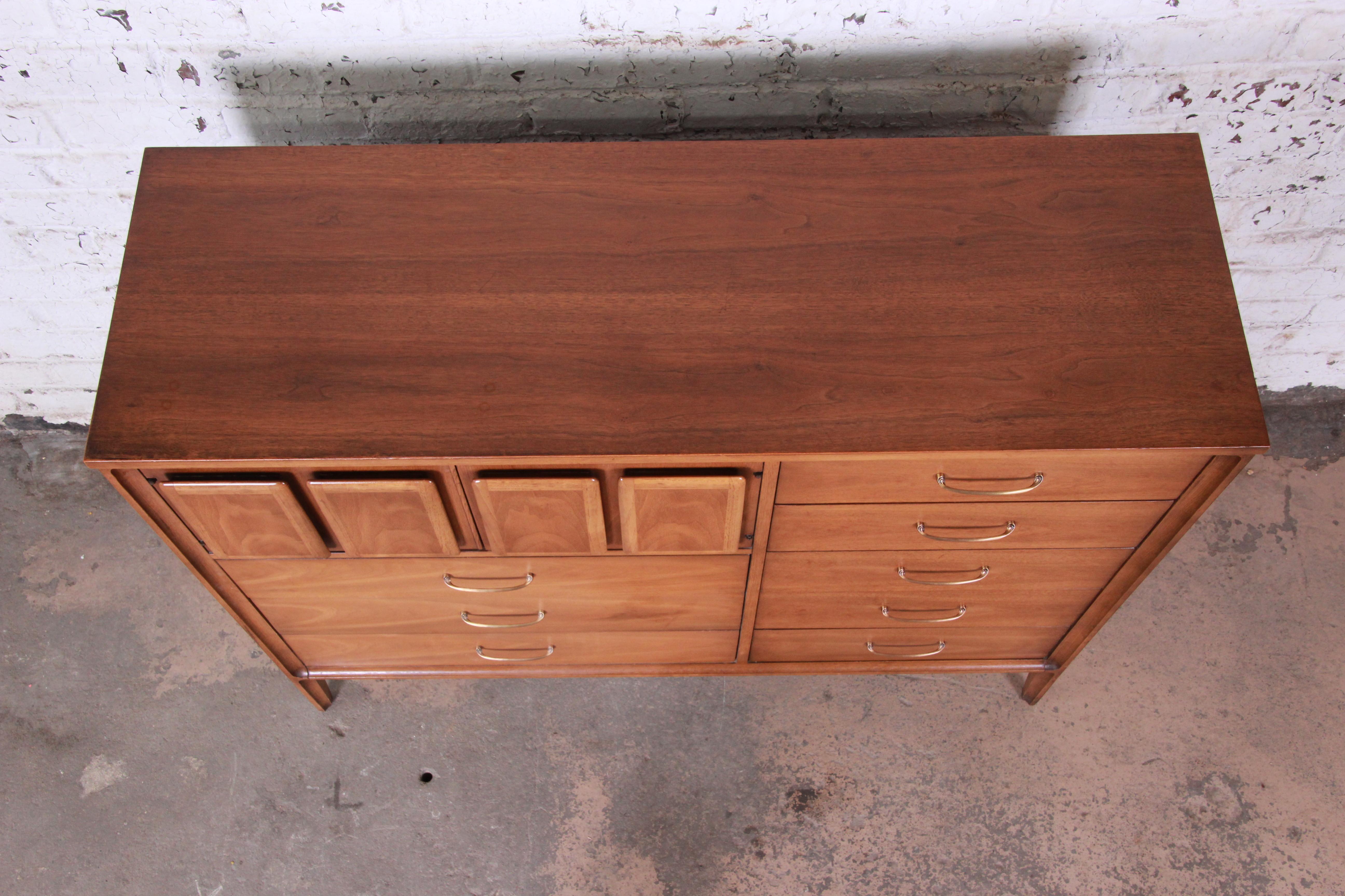 Broyhill Premier Mid-Century Modern Magna Gentleman's Chest, 1963 In Good Condition In South Bend, IN