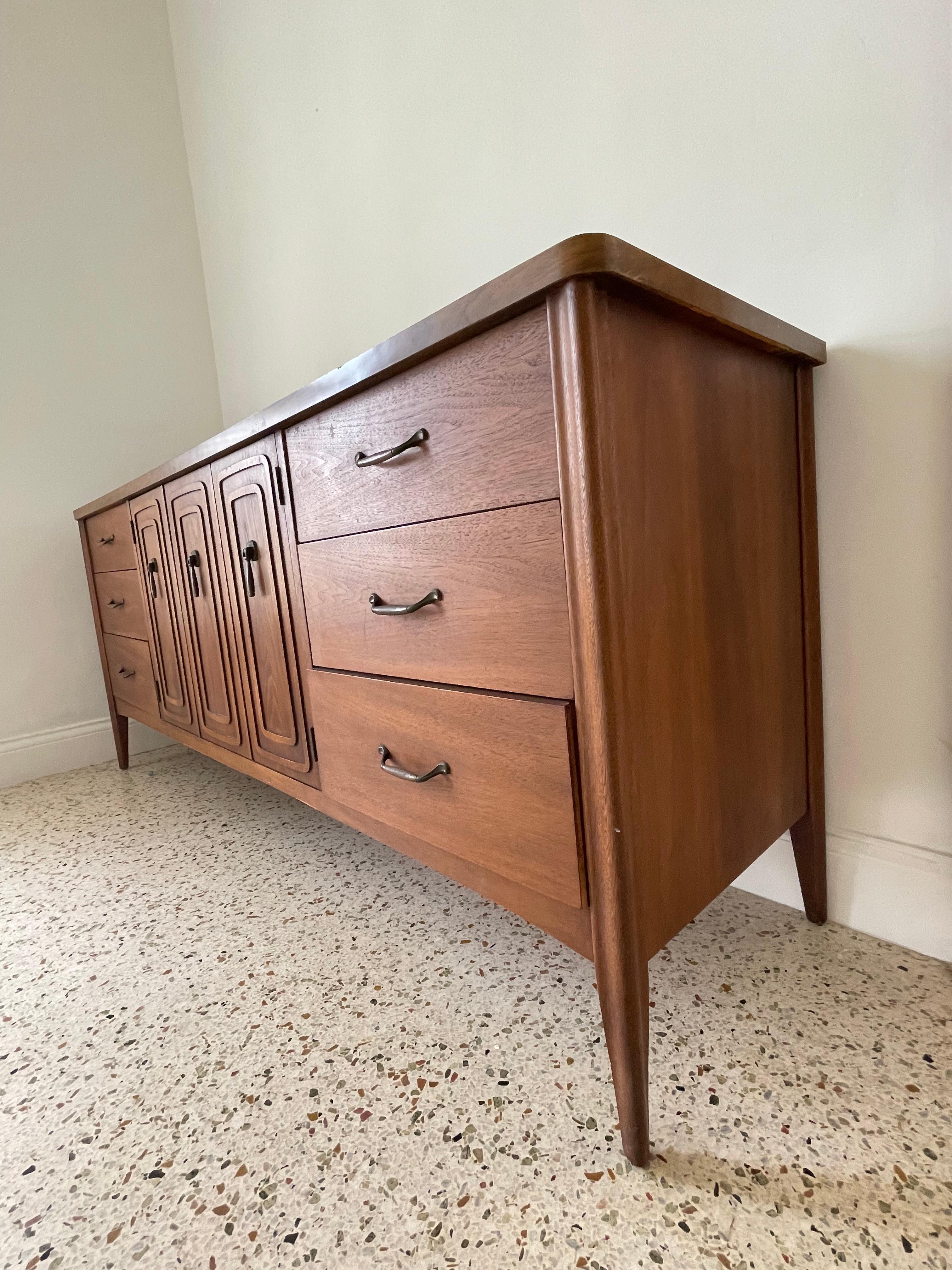 Broyhill Premier Mid-Century Walnutt Dresser In Good Condition For Sale In palm beach, FL