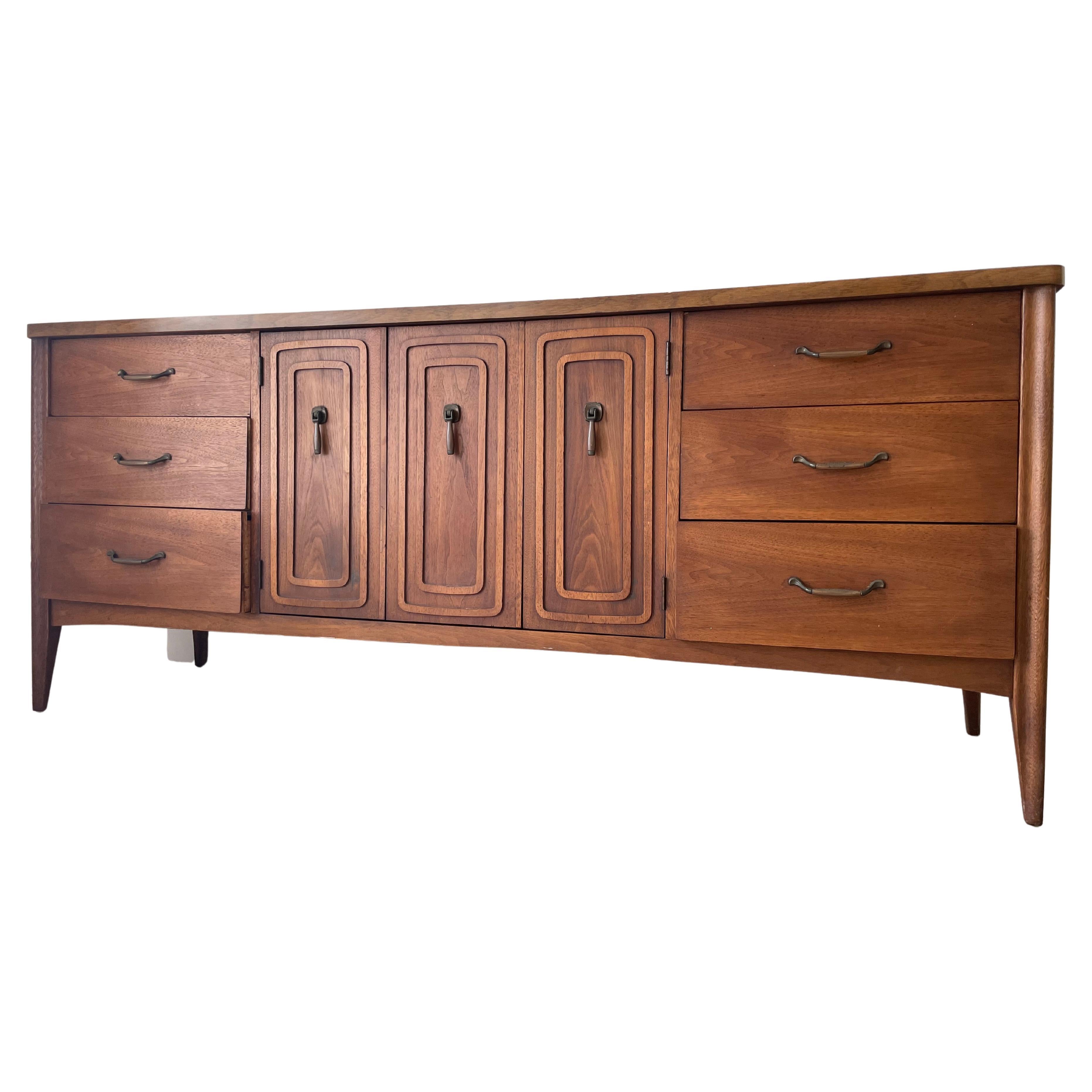 Commode Broyhill Premier Mid-Century en noyer en vente 2