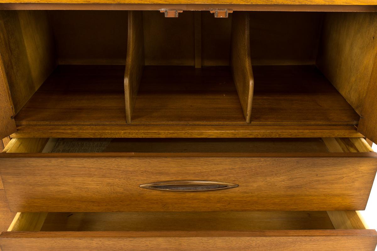 Mid-Century Modern Broyhill Premier Sculptra Magna Mid Century 8 Drawer Highboy Dresser