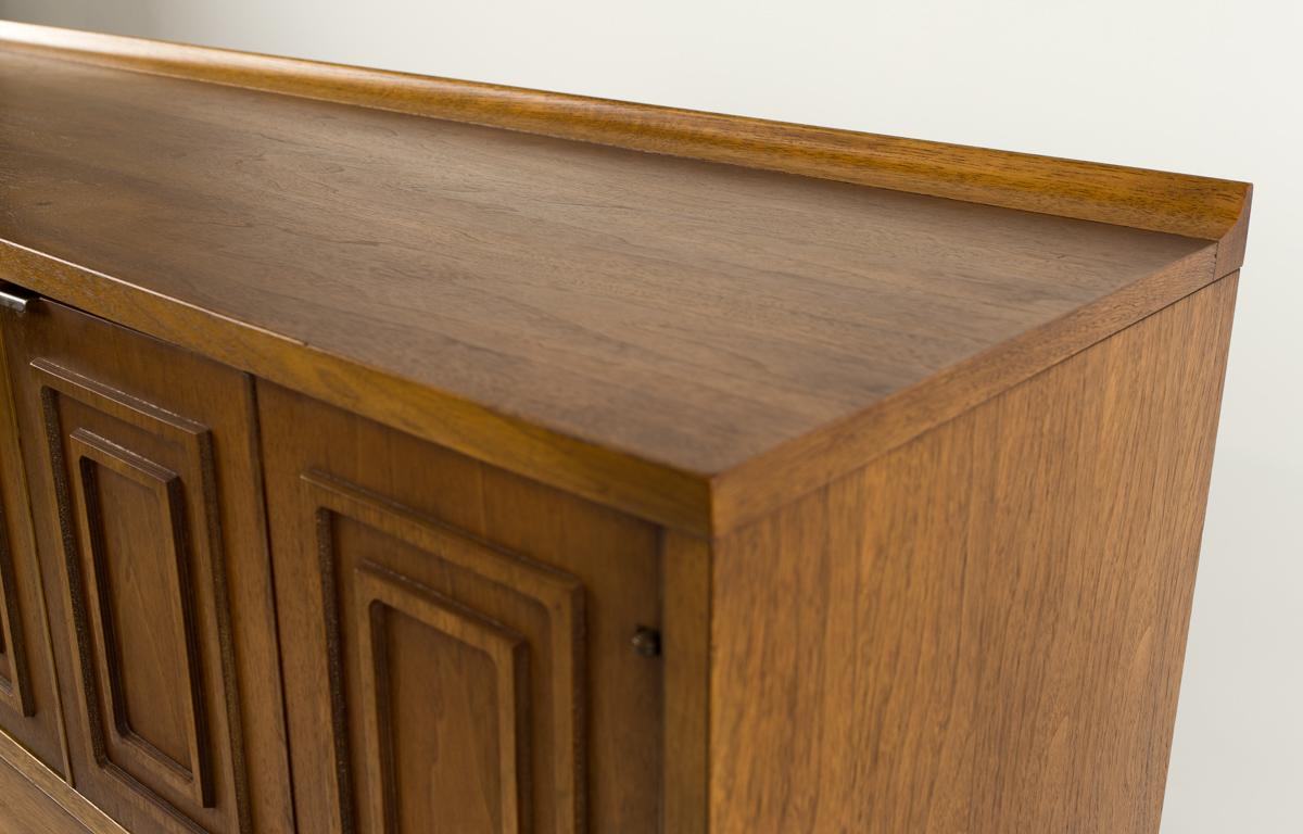 Broyhill Premier Sculptra Magna Mid Century 8 Drawer Highboy Dresser In Good Condition In Countryside, IL