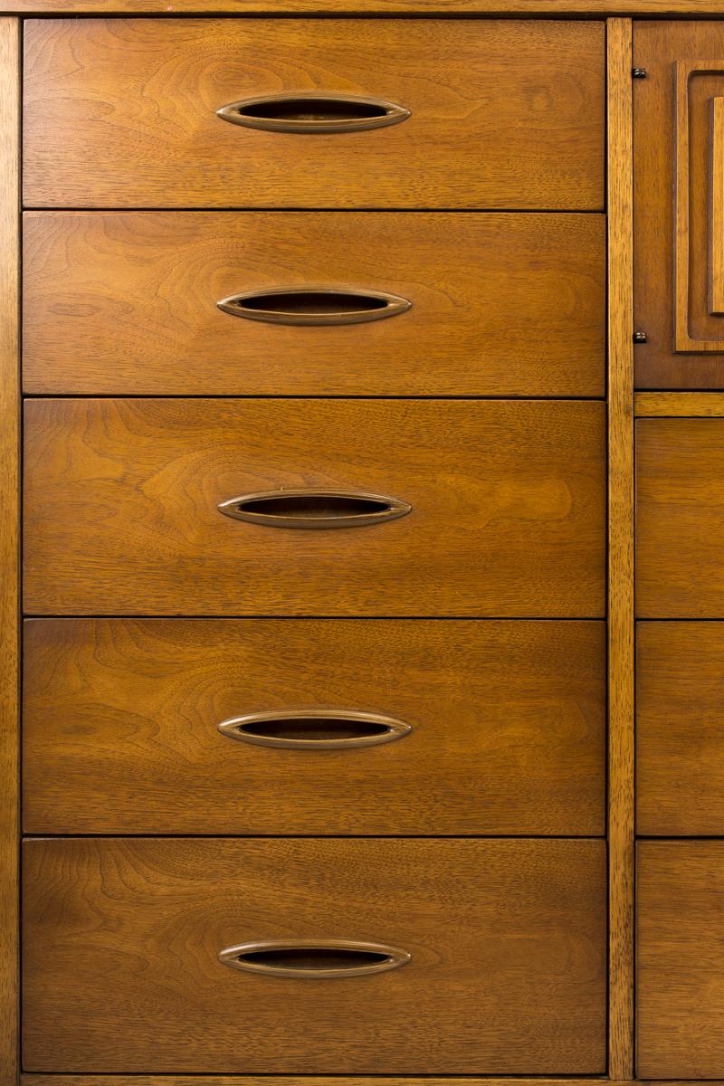 Late 20th Century Broyhill Premier Sculptra Magna Mid Century 8 Drawer Highboy Dresser