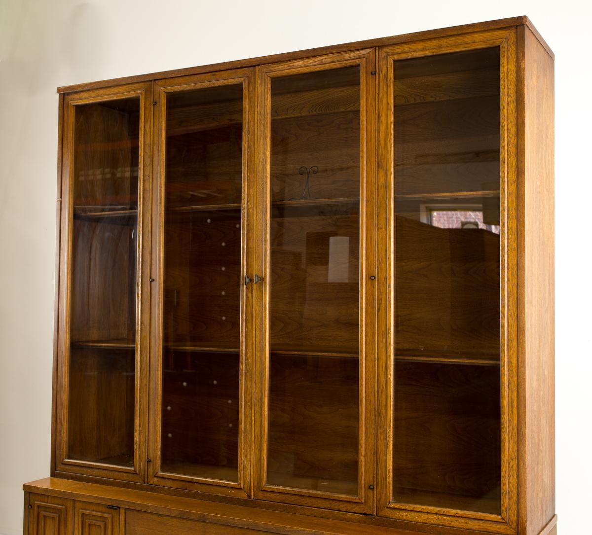 Broyhill Premier Sculptra Mid Century China Cabinet In Good Condition In Countryside, IL