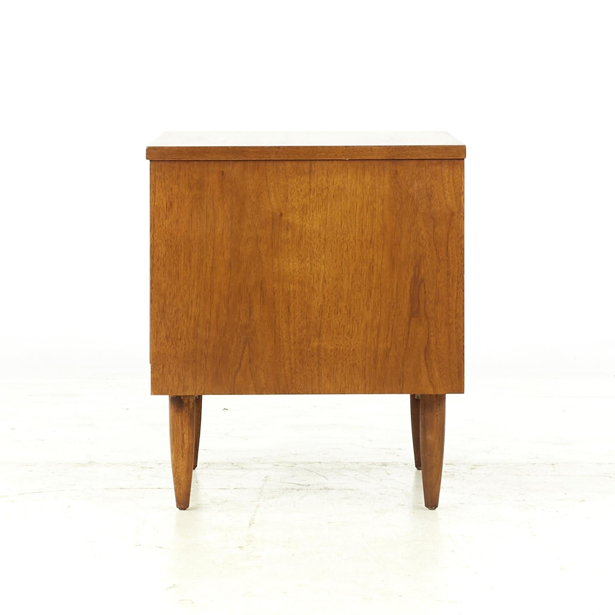 Broyhill Premier Sculptra Mid Century Walnut Commode Nightstand In Good Condition In Countryside, IL