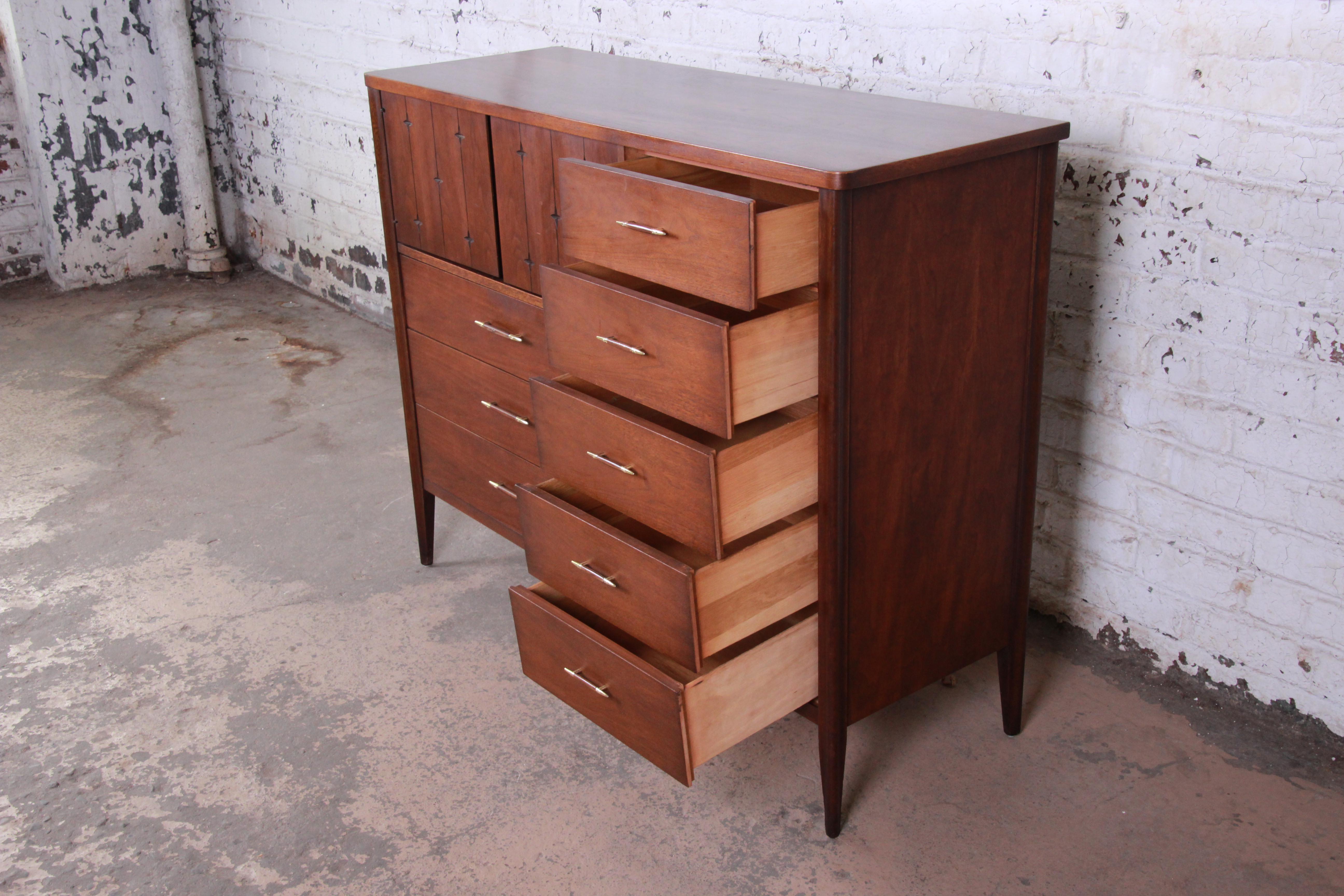 Broyhill Saga Mid-Century Modern Walnut Magna Gentleman's Chest, 1960s In Good Condition In South Bend, IN