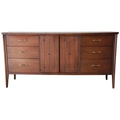 Broyhill Saga Mid-Century Modern Nussbaum Dreifach-Kommode oder Credenza:: 1960er Jahre