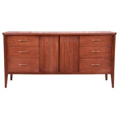 Broyhill Saga:: commode ou crédence triple en noyer:: style moderne du milieu du siècle:: revernie