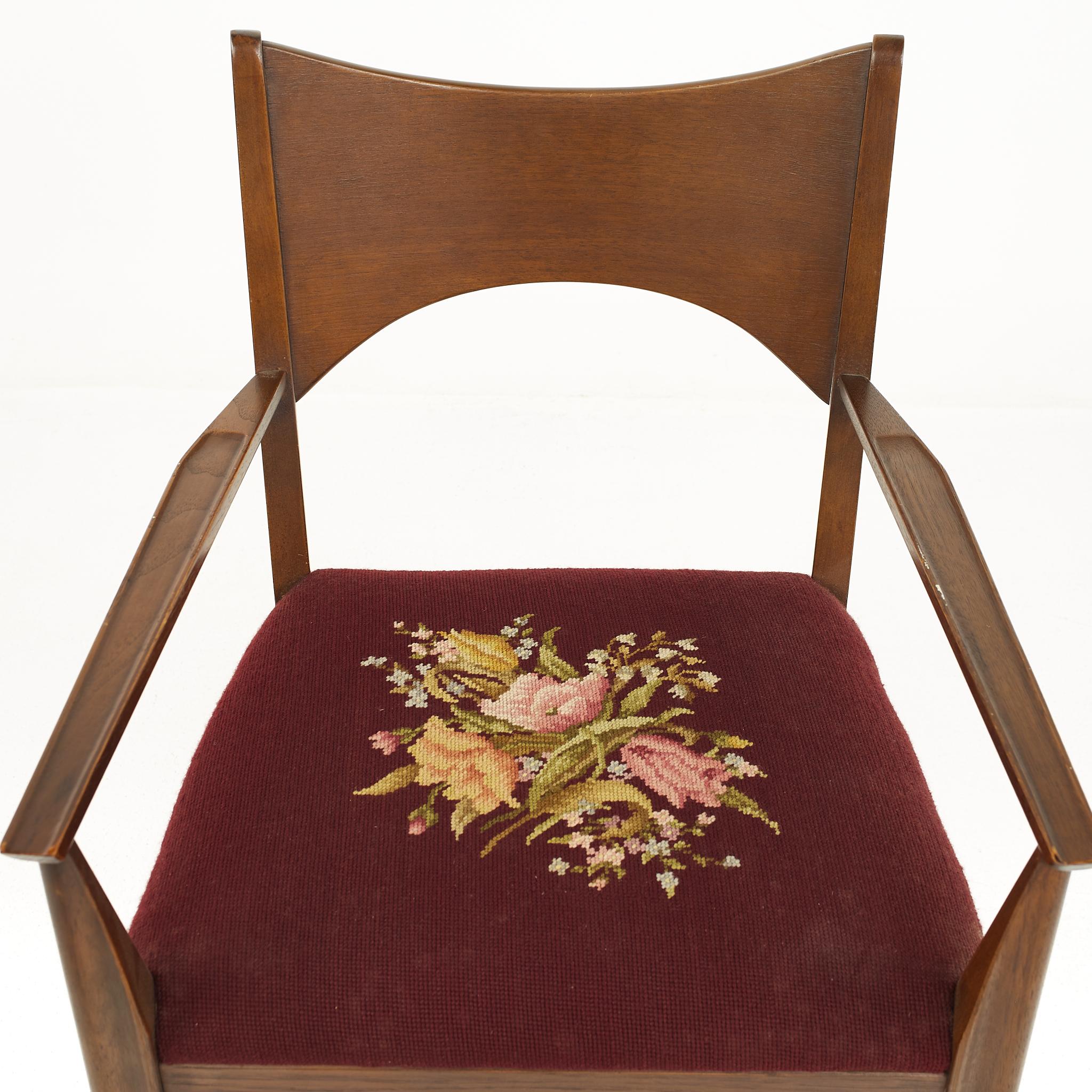 Broyhill Saga Midcentury Walnut Captain Dining Chairs, Pair en vente 3