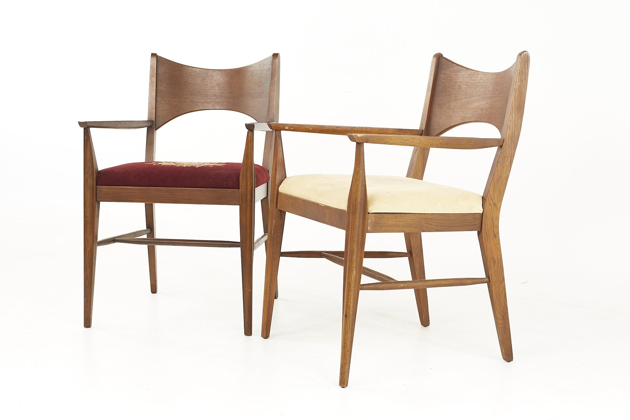 Mid-Century Modern Broyhill Saga Midcentury Walnut Captain Dining Chairs, Pair en vente