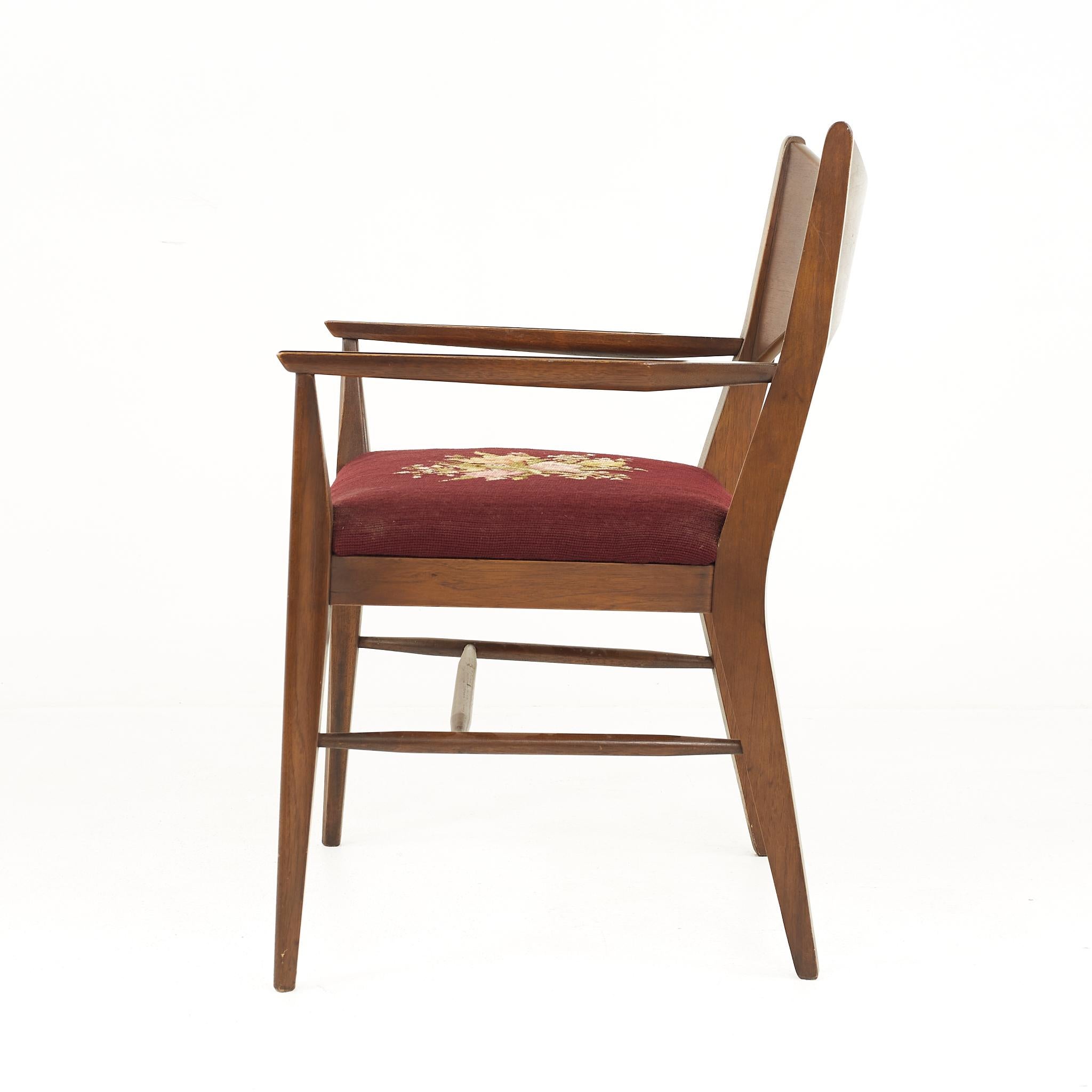 Broyhill Saga Midcentury Walnut Captain Dining Chairs, Pair en vente 2