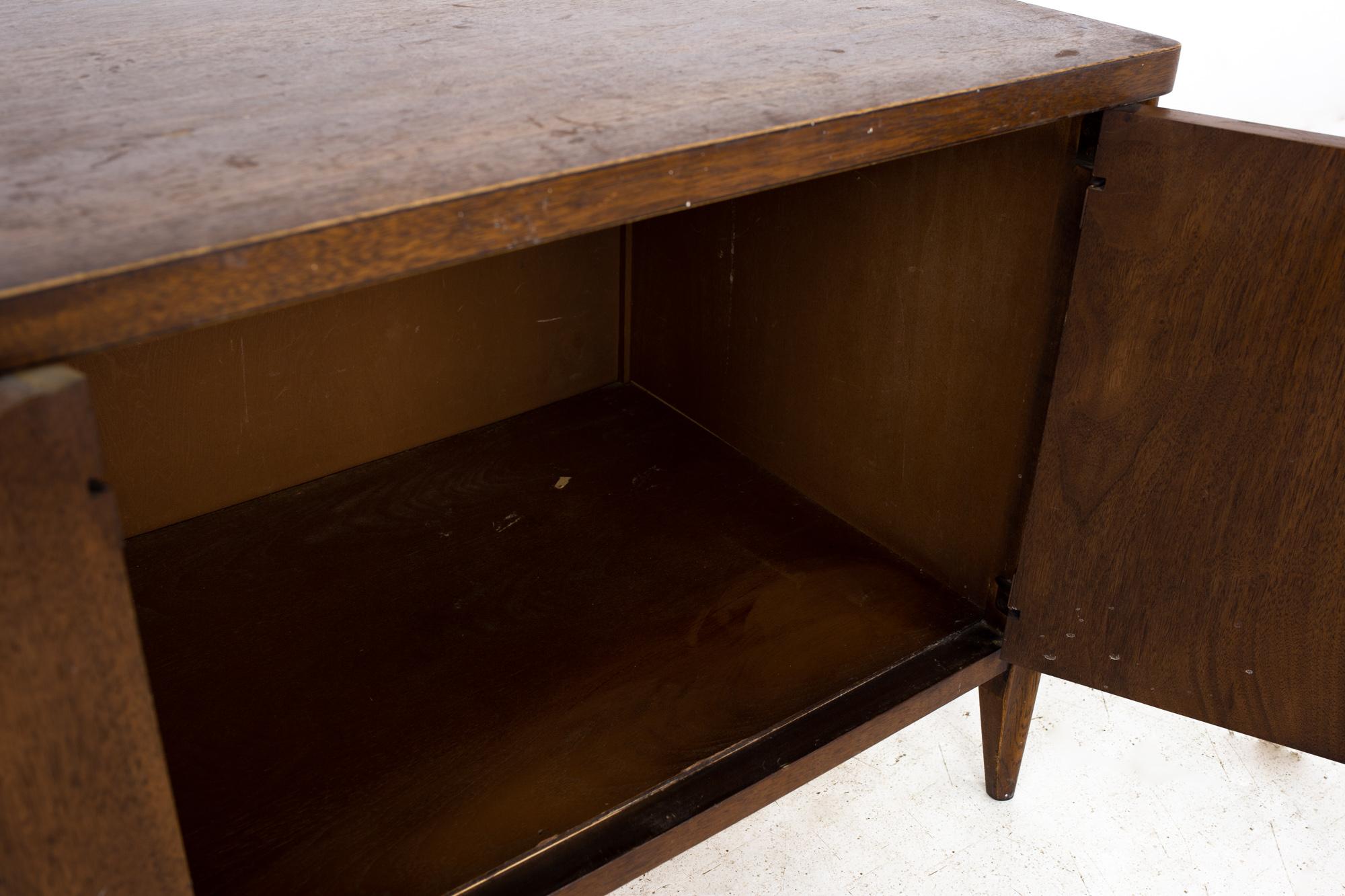 Broyhill Saga Mid Century Walnut Commode Nightstand In Good Condition In Countryside, IL
