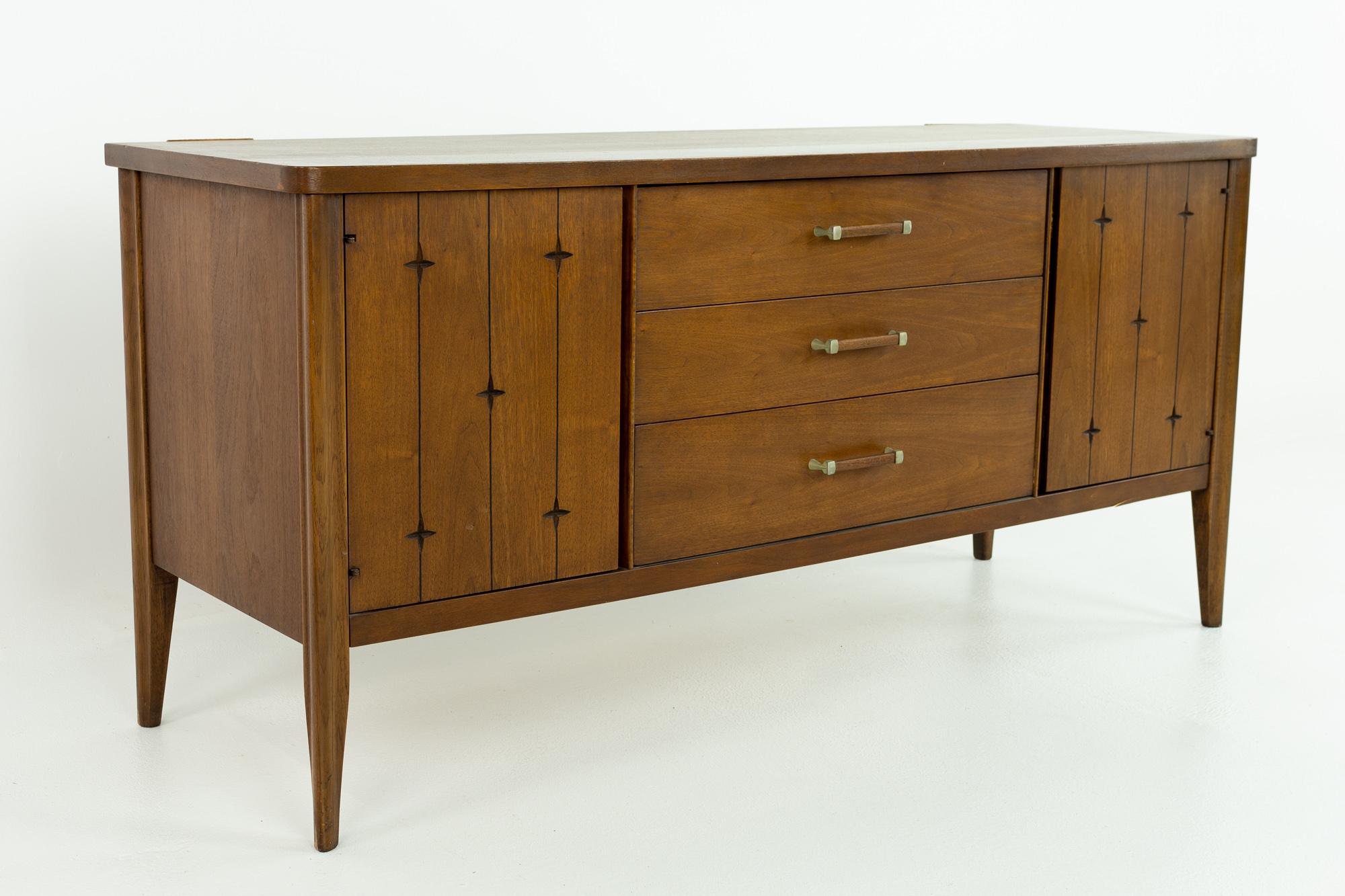 Broyhill Saga Mid Century Walnut Credenza Buffet and Hutch 1