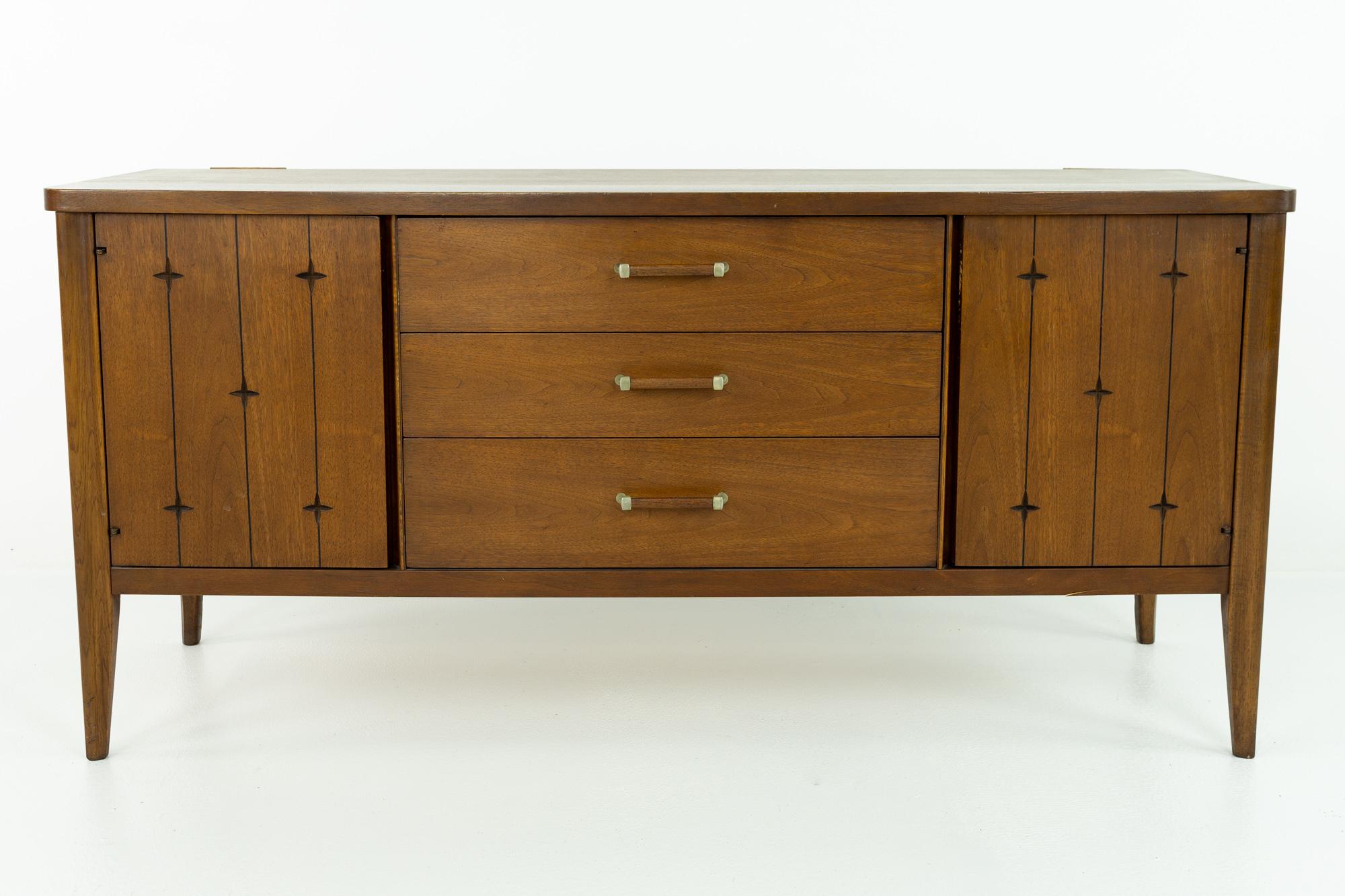 Broyhill Saga Mid Century Walnut Credenza Buffet and Hutch 2