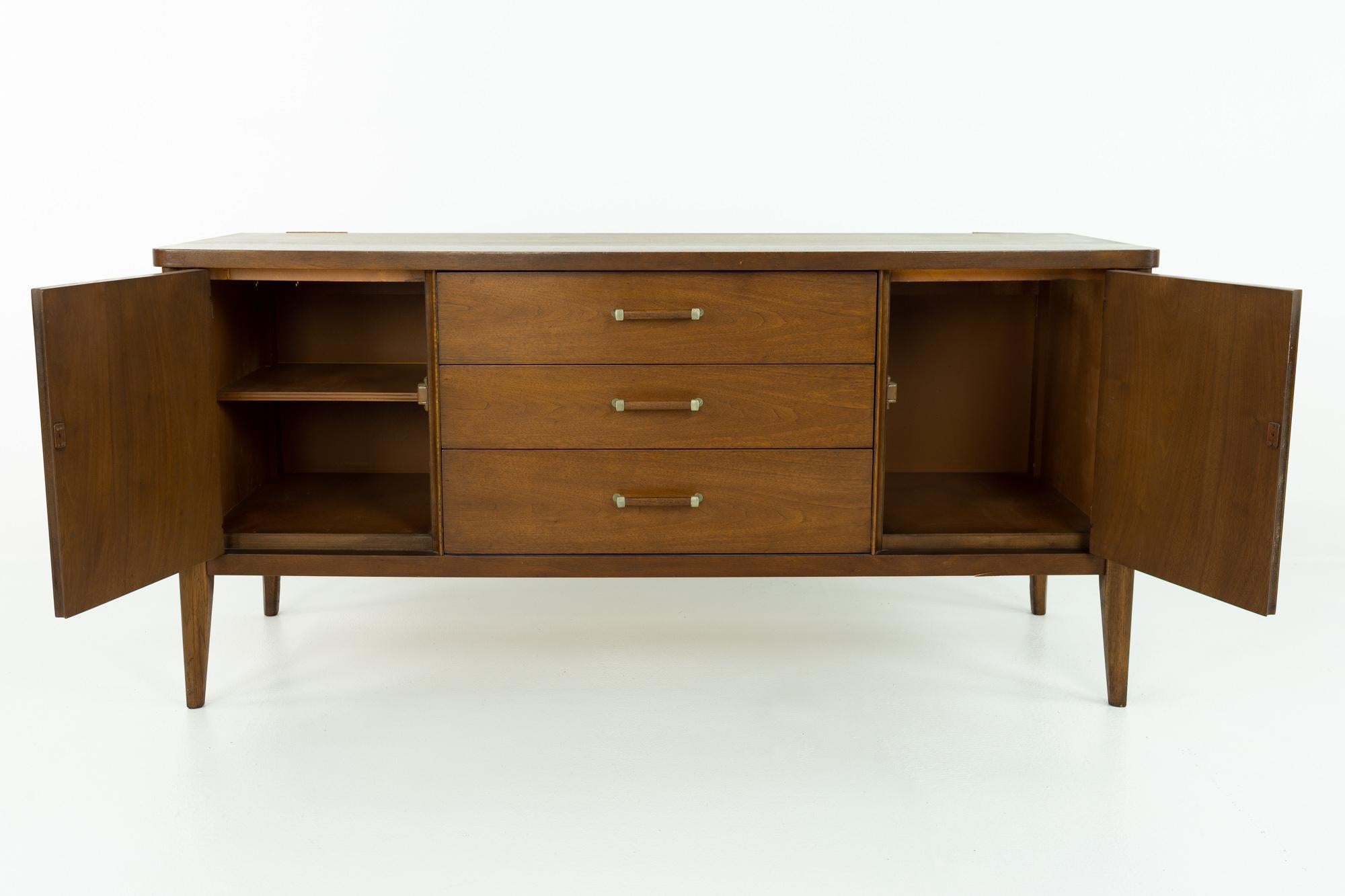 Broyhill Saga Mid Century Walnut Credenza Buffet and Hutch 6