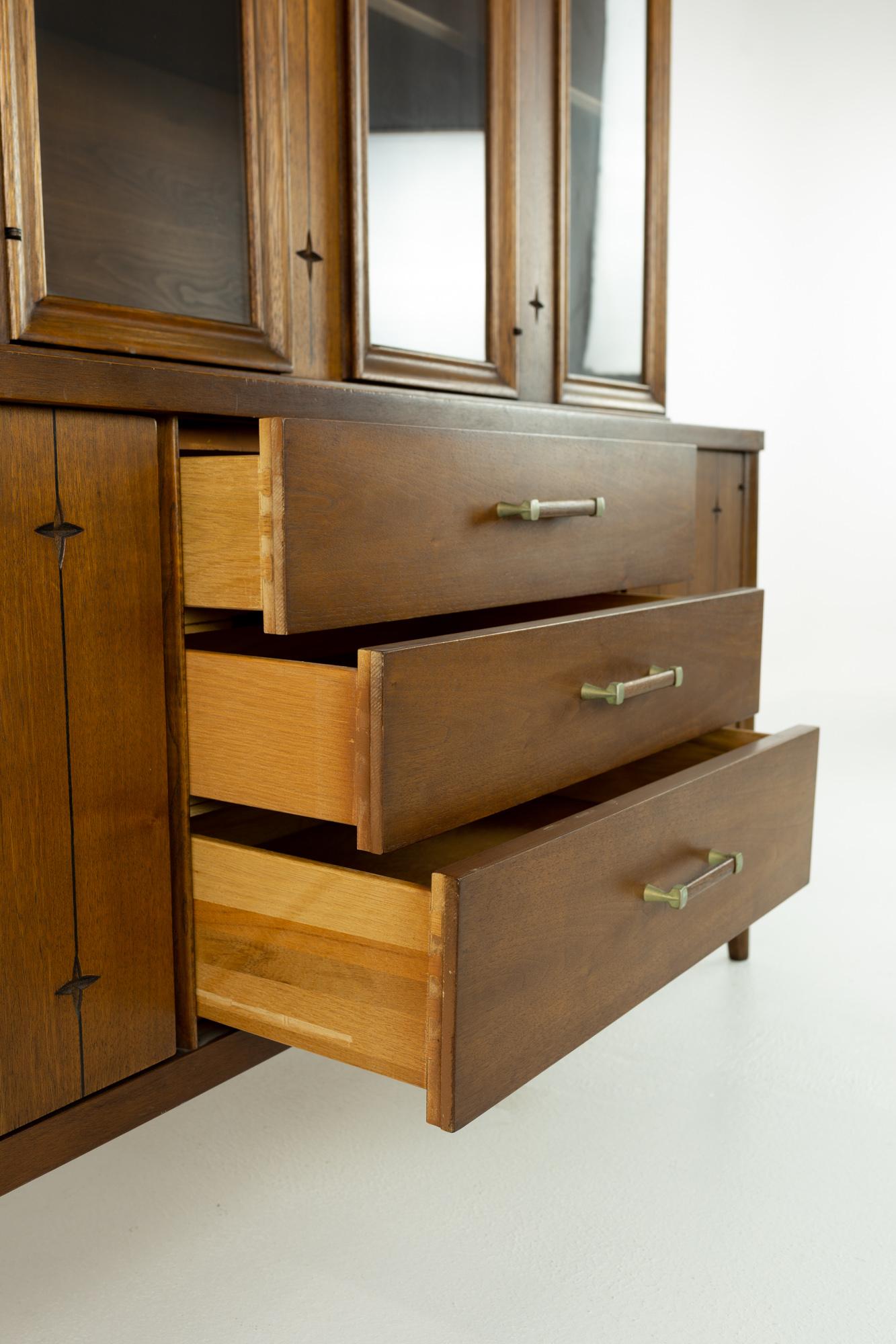 Broyhill Saga Mid Century Walnut Credenza Buffet and Hutch In Good Condition In Countryside, IL