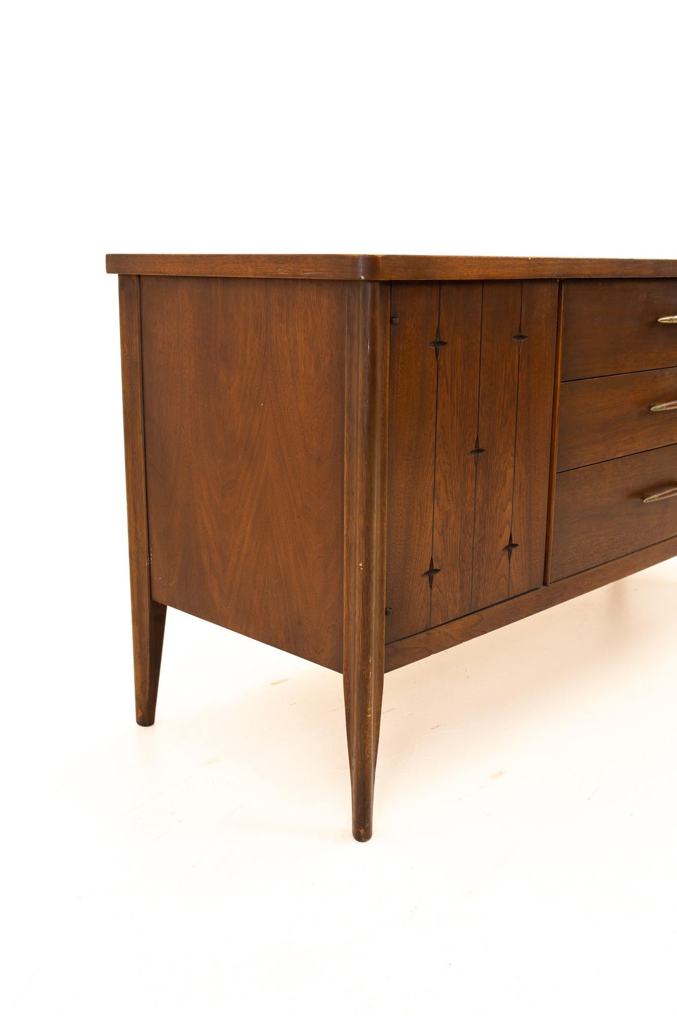 Broyhill Saga Midcentury Walnut Room Divider In Good Condition In Countryside, IL
