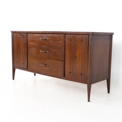 Broyhill Saga Mid Century Walnut Sideboard Buffet Credenza