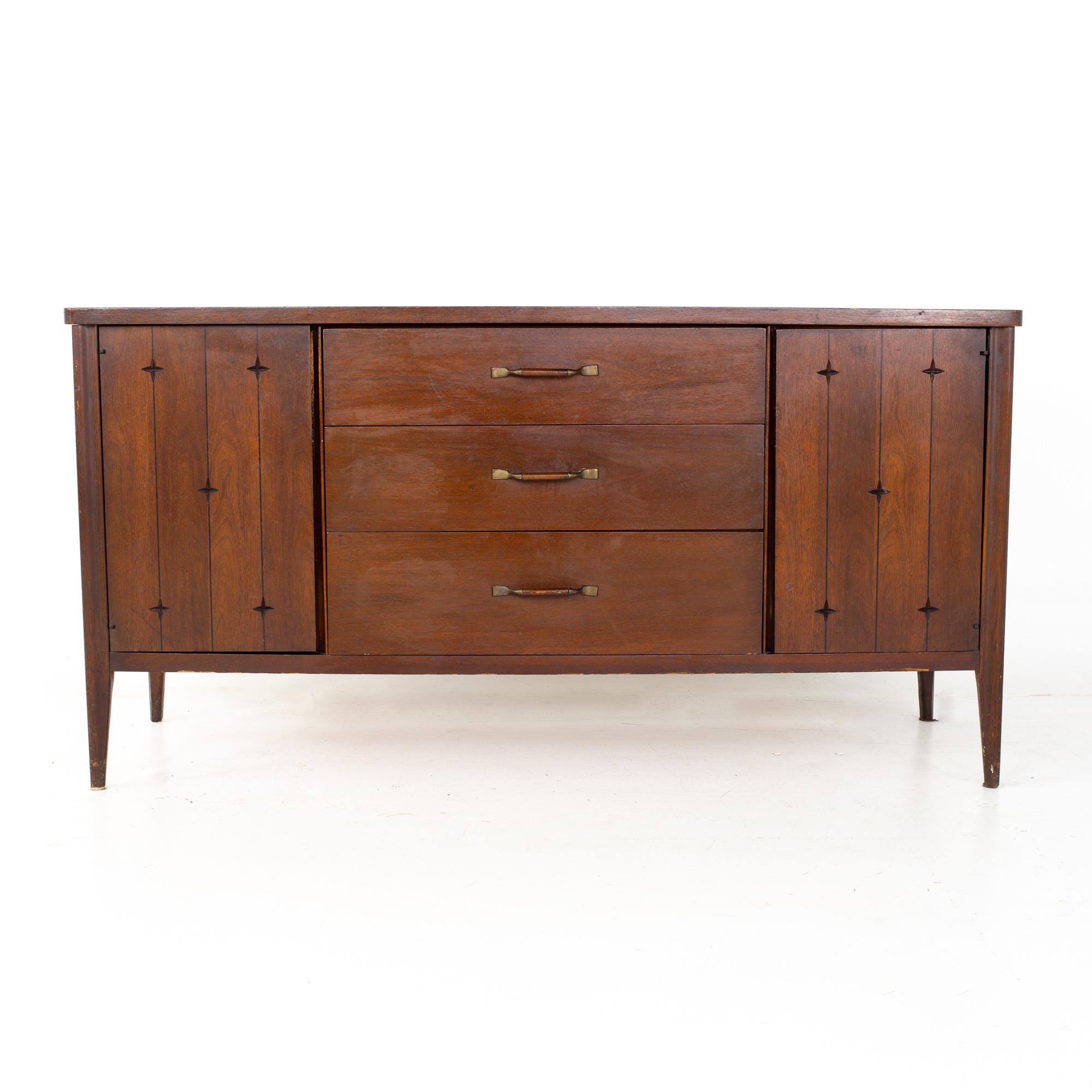 Broyhill saga mid century walnut sideboard buffet credenza

Credenza measures: 52.5 wide x 19.25 deep x 31 inches high

?All pieces of furniture can be had in what we call restored vintage condition. That means the piece is restored upon