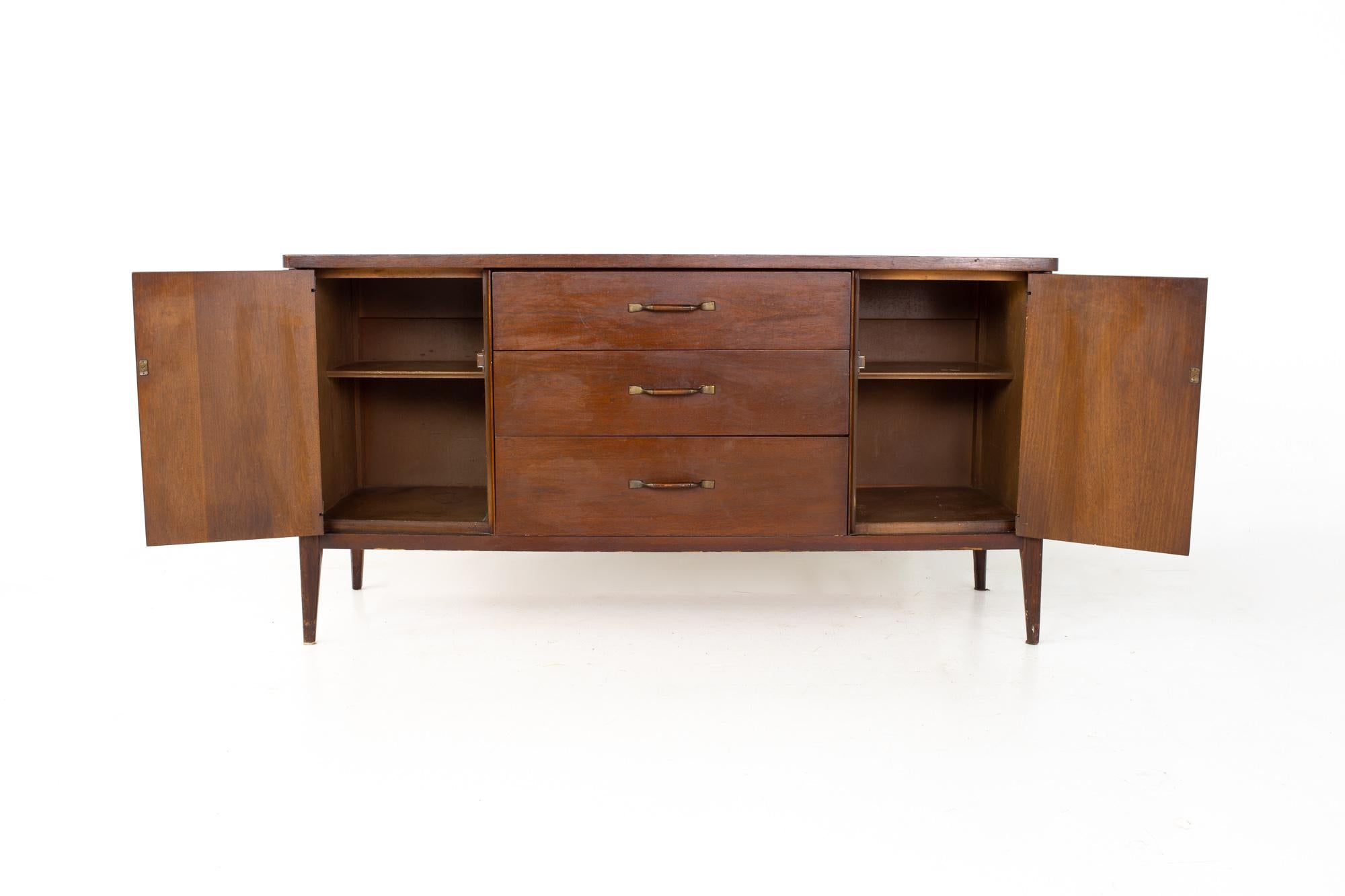 Broyhill Saga Mid Century Walnut Sideboard Buffet Credenza In Good Condition In Countryside, IL
