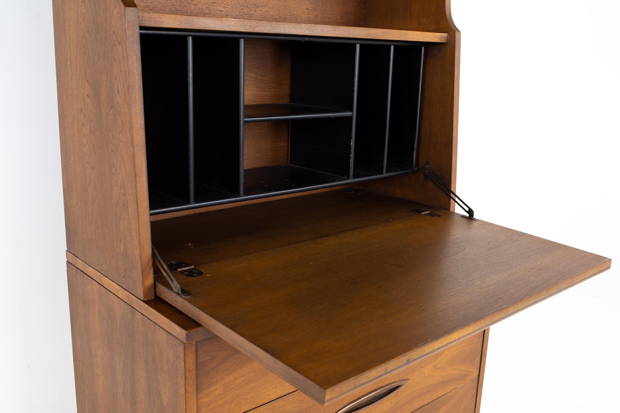 Broyhill Sculptra Brutalist Mid Century Bar Buffet and Hutch In Good Condition In Countryside, IL