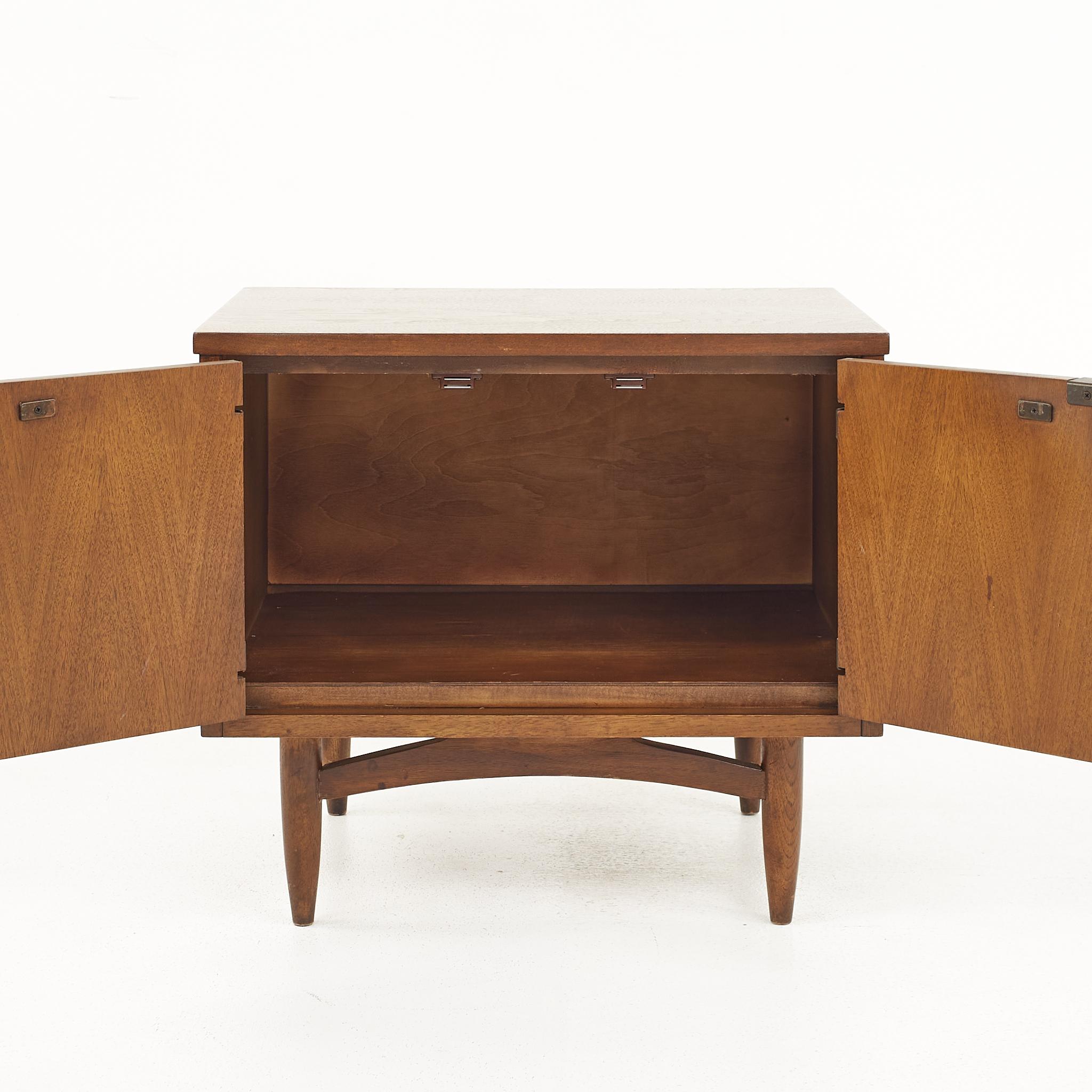 Broyhill Sculptra Brutalist Mid-Century Walnut Commode Nightstands, a Pair For Sale 1