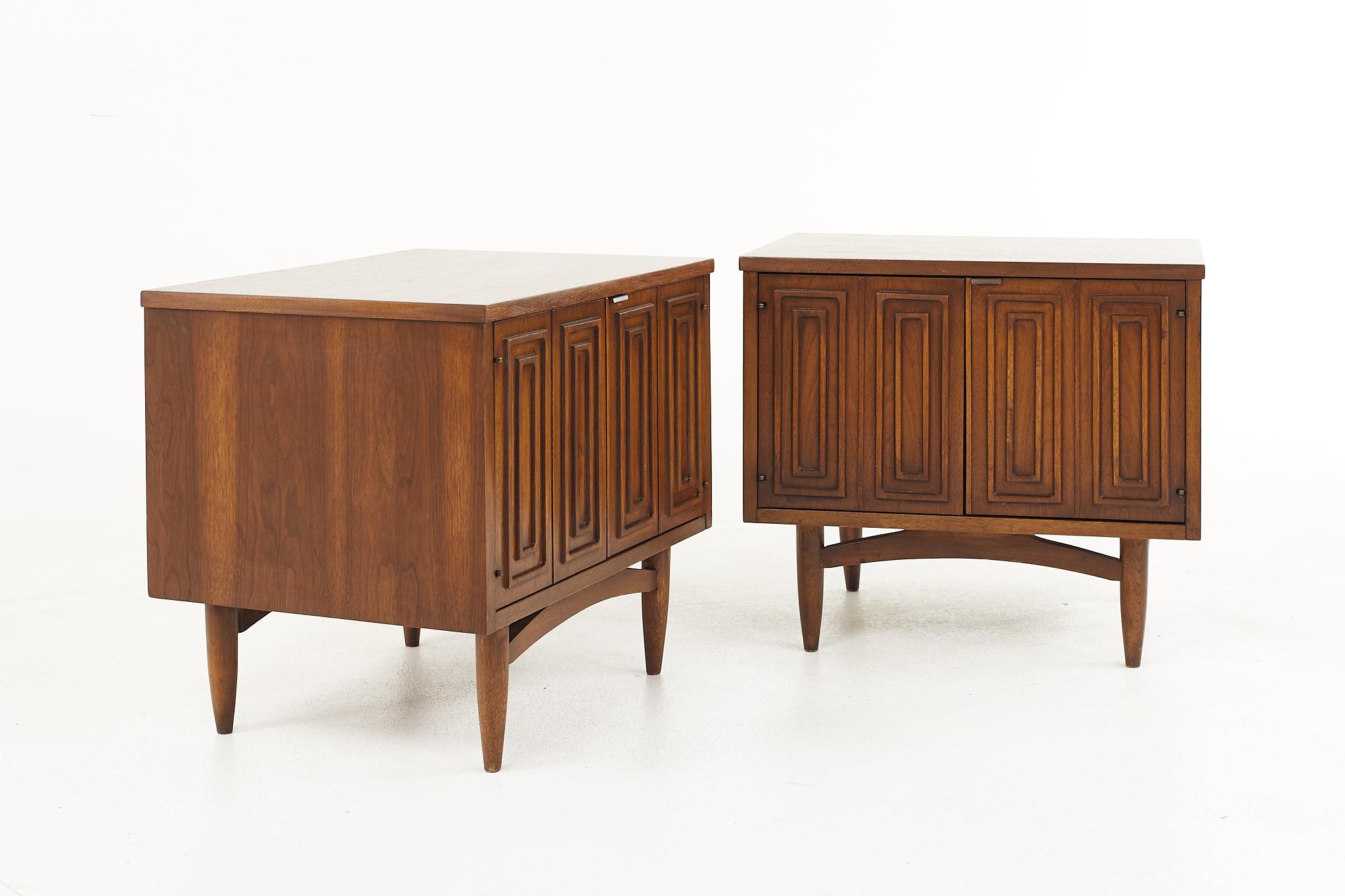 Broyhill sculptra Brutalist mid century walnut commode nightstands - a pair.

Each nightstand measures: 24 wide x 18 deep x 21.5 inches high

All pieces of furniture can be had in what we call restored vintage condition. That means the piece is